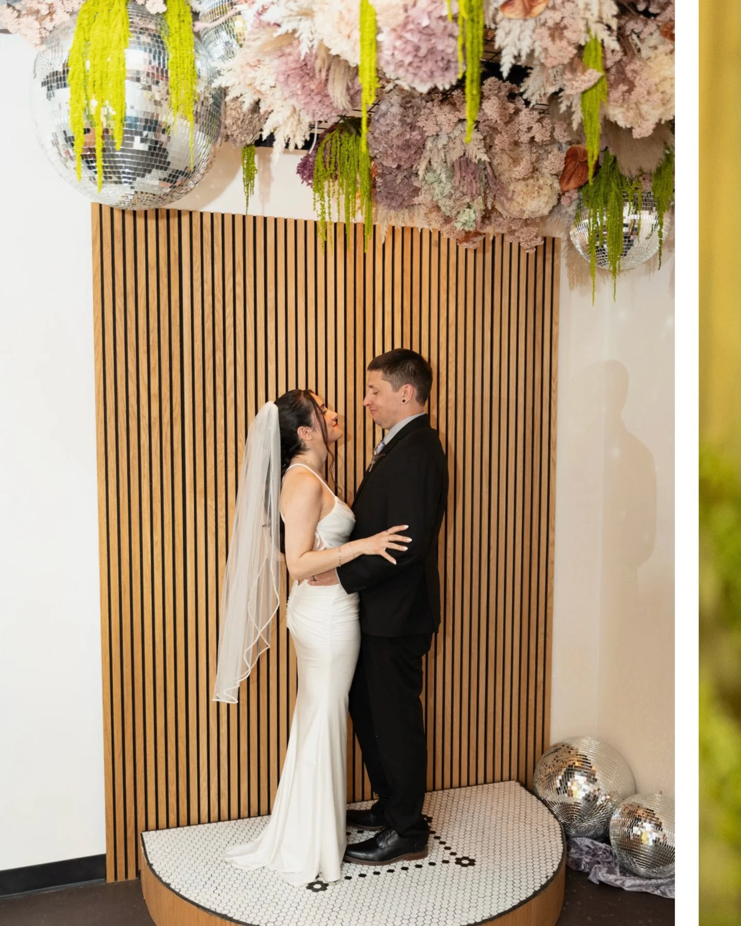 VICTORIA + JUSTIN ❤️&zwj;🔥 

J + V&rsquo;s wedding featured personal favors for their guests, lots of laughs, and plenty of Champagne. These two are so sweet and fun 😭 we really have the best couples in the universe.

📸 Salted Light Photography