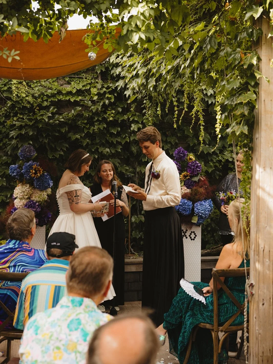 CHARLOTTE + WADE 💕

Two months since the most tender, beautiful day. These two are the very best, and their wedding day was full of family traditions + heartfelt speeches, plenty of happy tears, and a steady stream of Seattle dogs 🌭 

This was a on