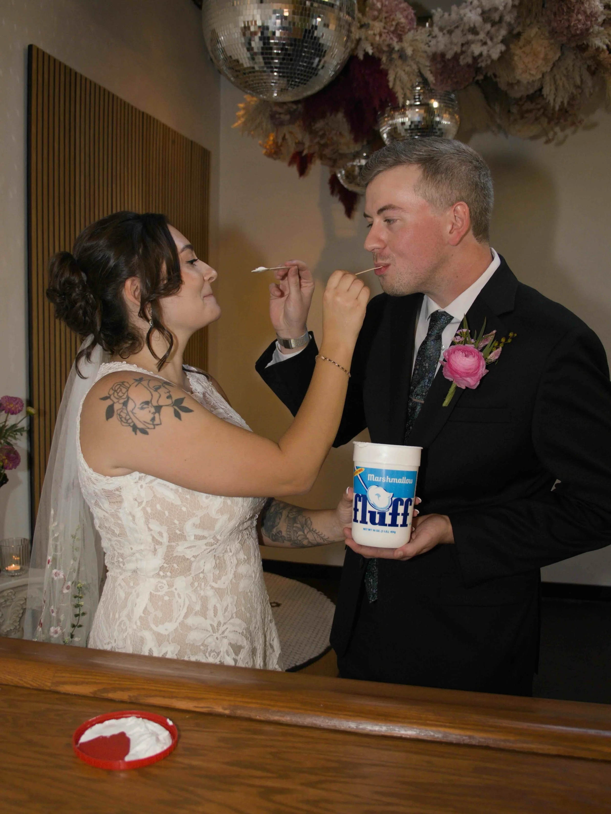 Happy anniversary weekend to Kelsey + Mike! And a very happy @flufffestival to us all ☁️ ☁️ ☁️ 

I realize there are some out of town folks wondering what the fluff is going on, so here&rsquo;s what you need to know:
Marshmallow fluff was created in 
