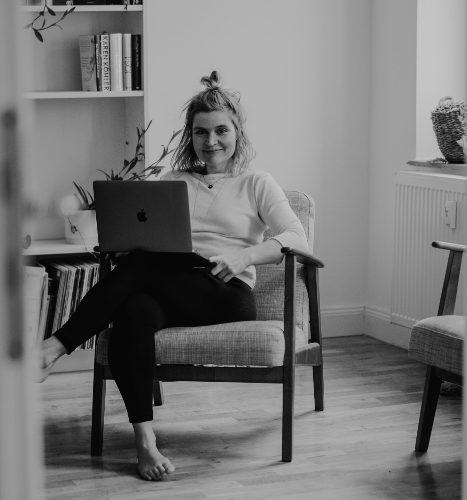 Steffi Grube mit Laptop im Sessel, Schwarz-Weiß