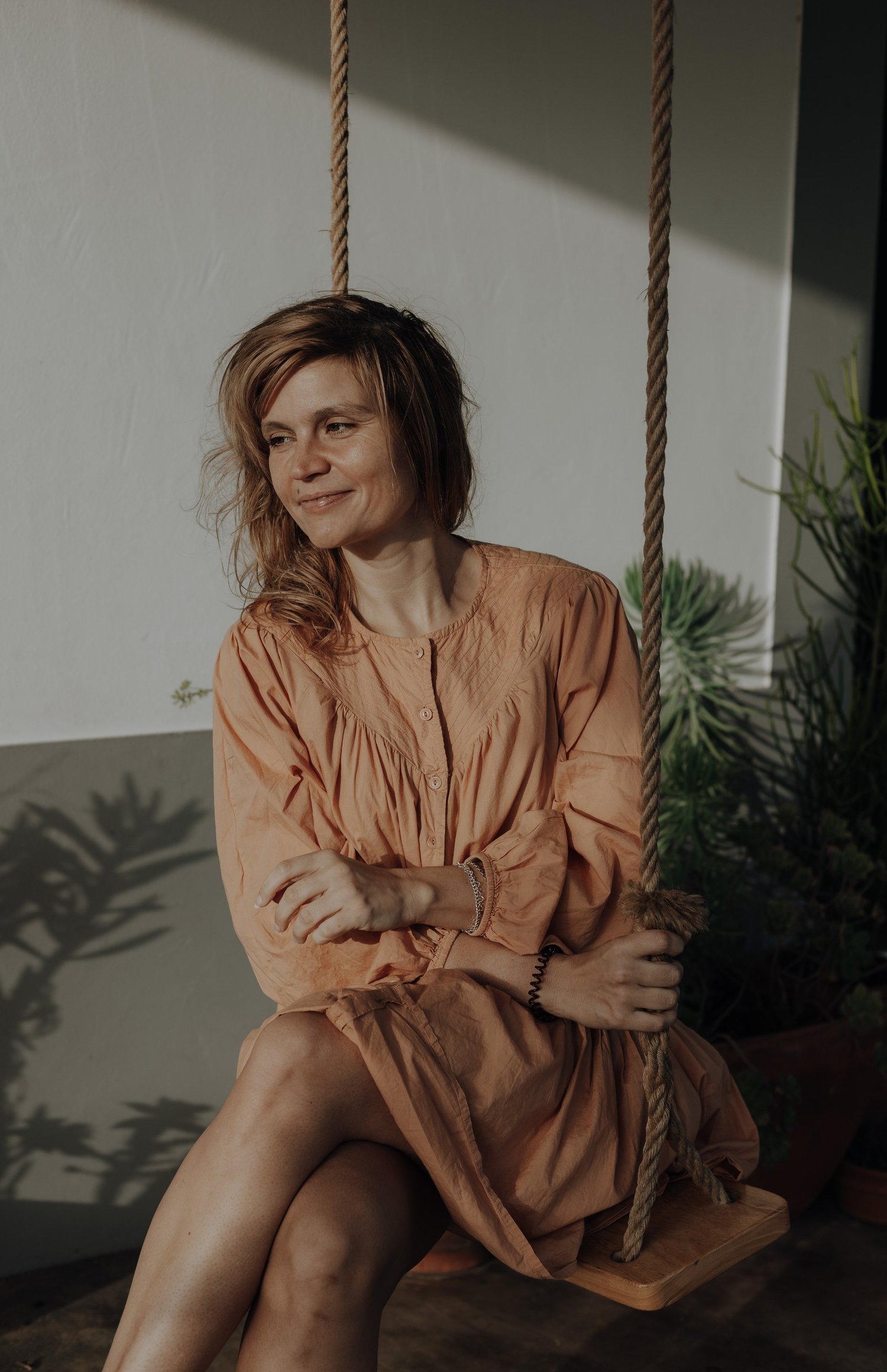 Steffi Grube auf einer Schaukel