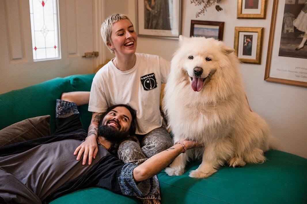 An afternoon at home with @sophxsie + @marcusbridge + their two beautiful children, Yoko + Reggie 🖤

#brisbanelifestylephotographer #brisbanepetphotographer