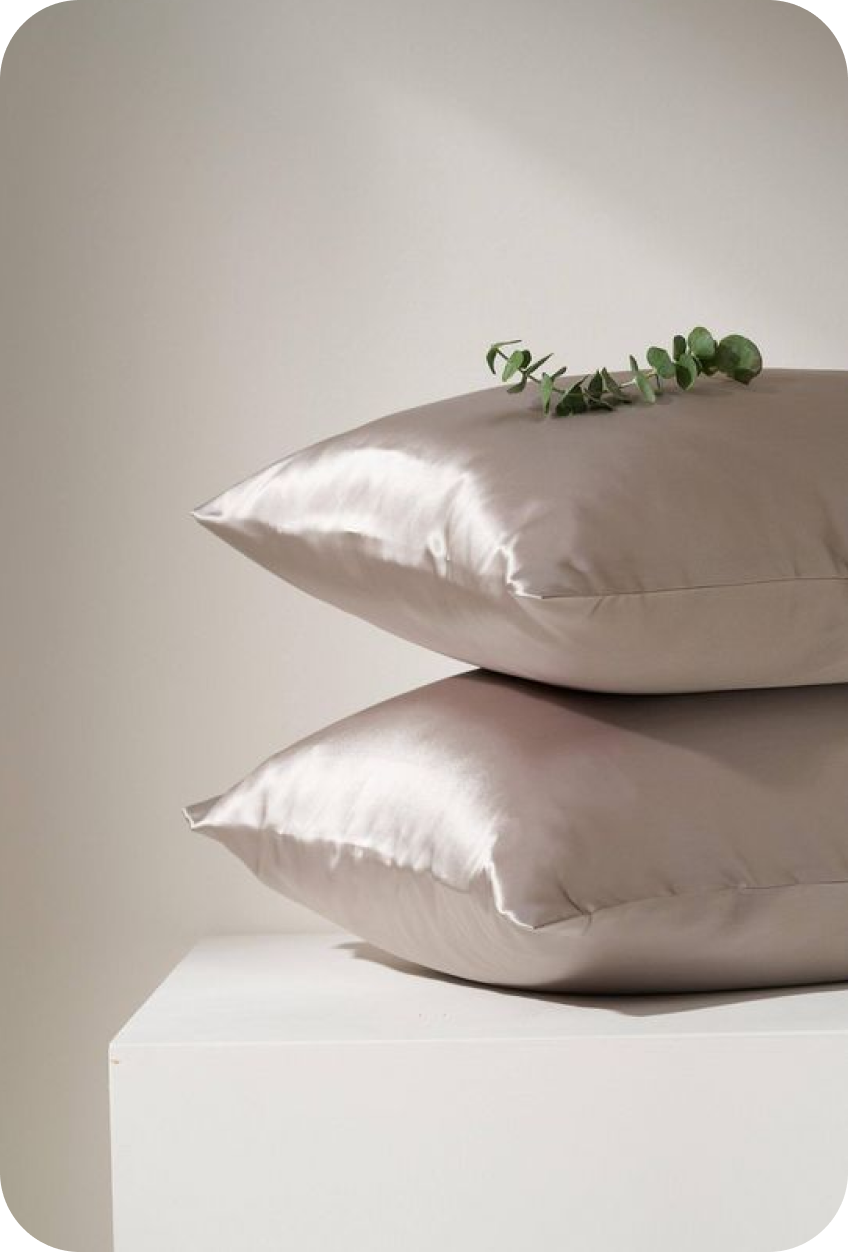 Pin s dvomi hodvábnymi vankúšmi.