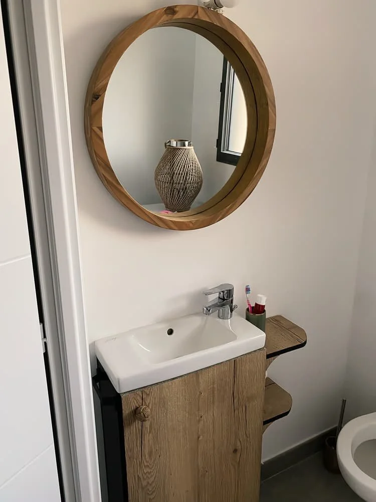 Installation of a bathroom cabinet