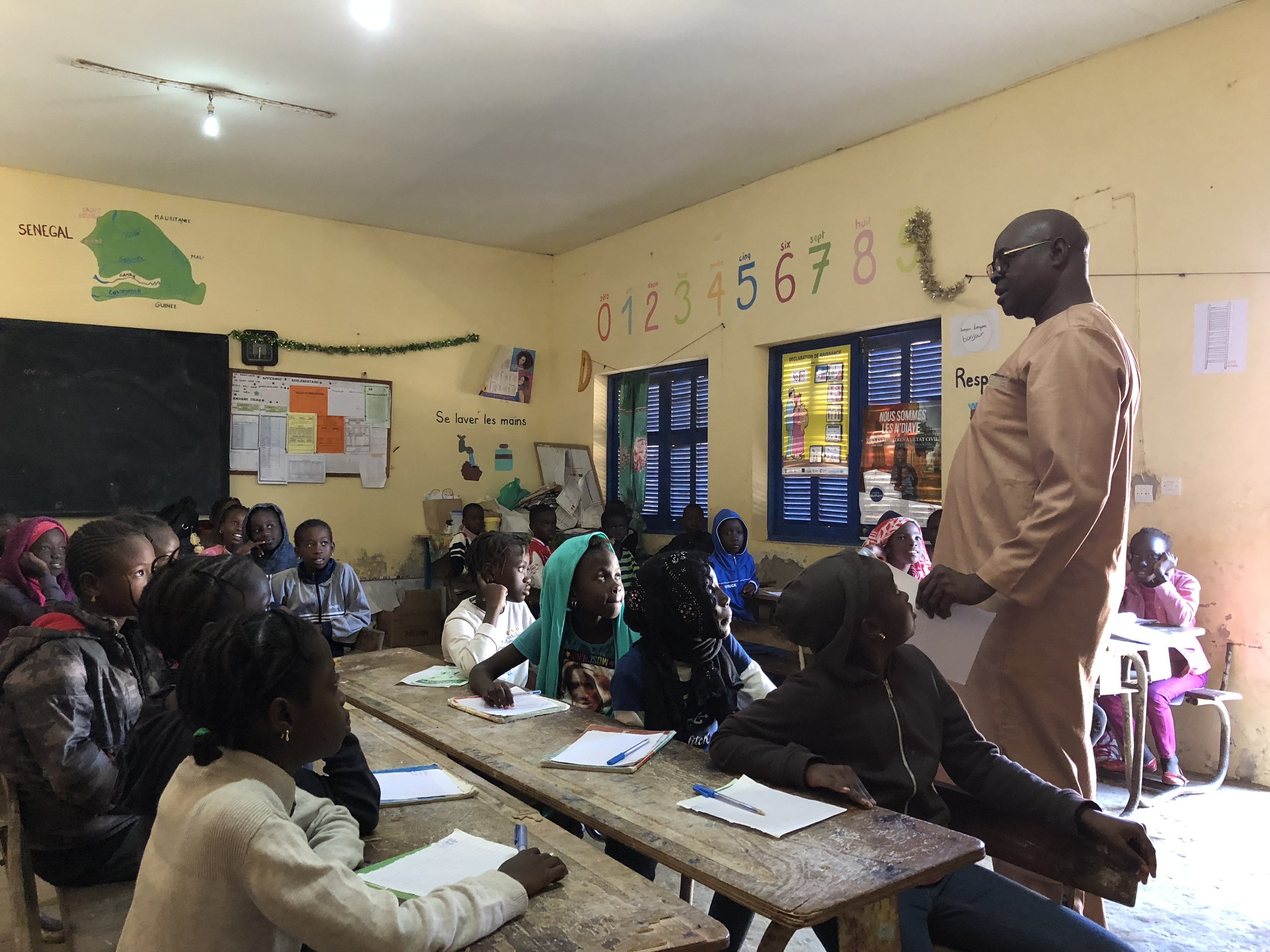 PHOTO Mbacke explaining to students at Ecole Bolly Diaw.jpg