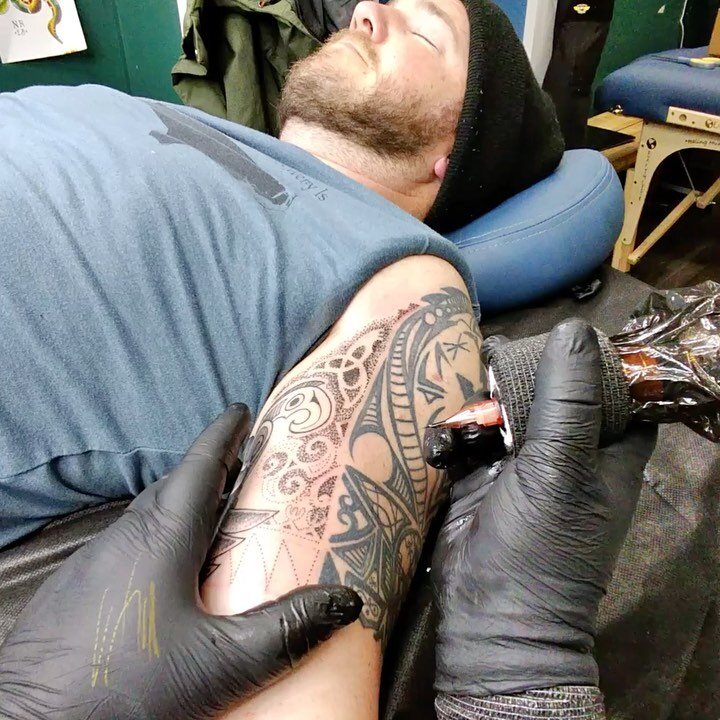 Larger tattoos need backgrounds. This freehand #dotworktattoo does the job nicely on my #norse #viking tattoos.
This point-of-view video shows me free-handing for work, and then here’s a pic of the finished work.
I get people asking how I go