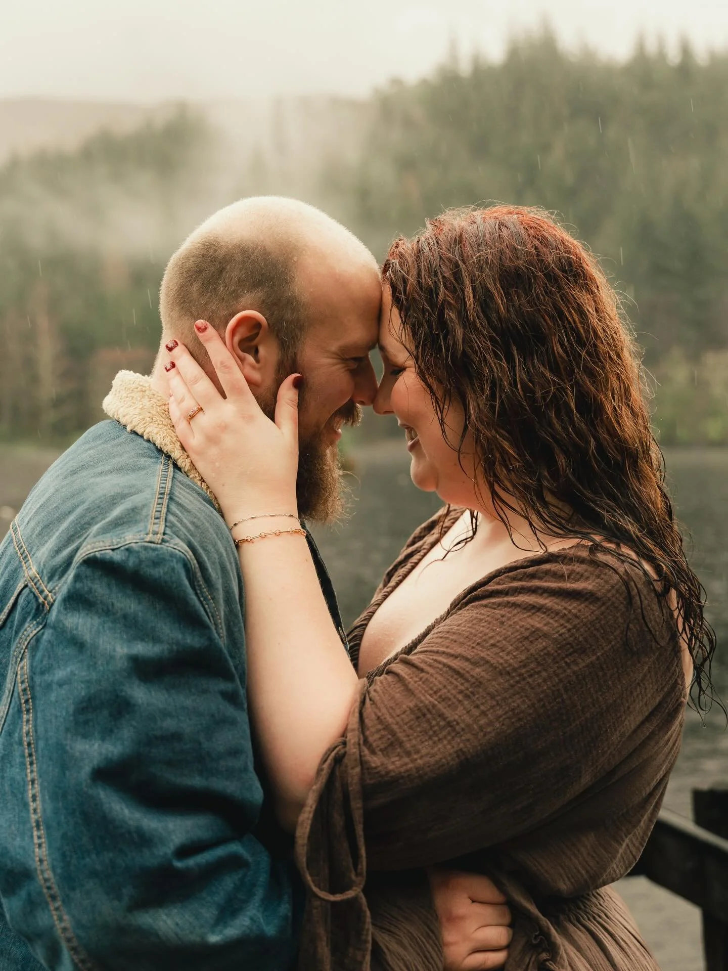 A rainy pre-wedding shoot in Glencoe in the Scottish Highlands with Meghan &amp; Ed 🏔️

The weather definitely had its own plans for us - pouring rain, moody skies and mist rolling through the mountains. But honestly, it made the whole place feel ev