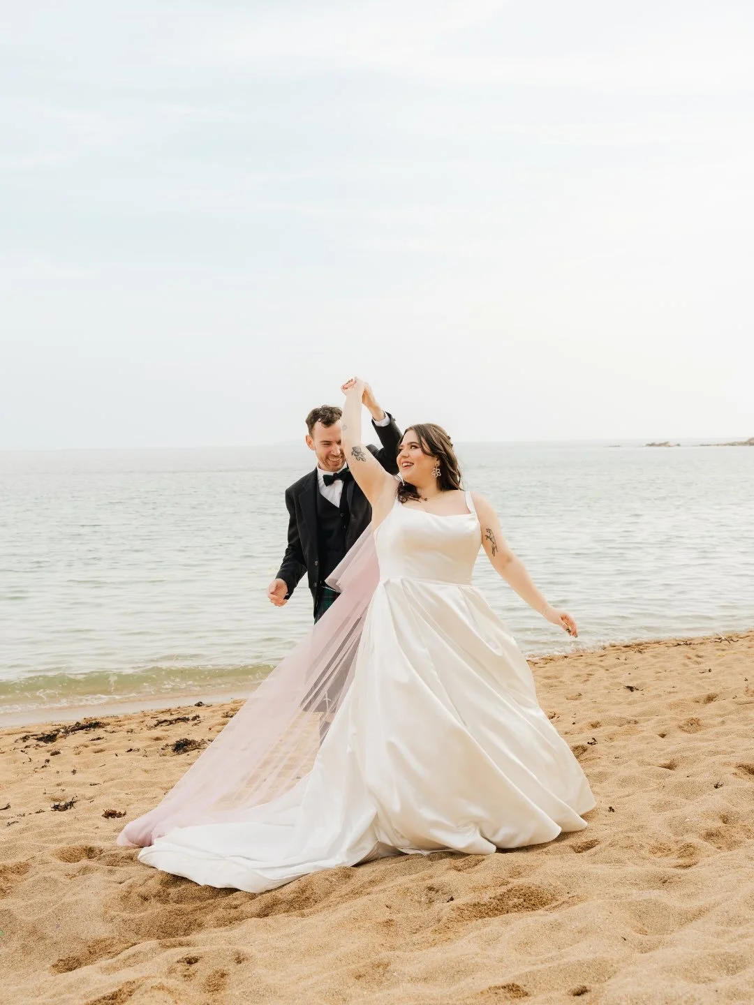 Kicking off wedding season in the best way possible ✨💍

Gina &amp; Jordan&rsquo;s day at The Cow Shed in Crail was filled with sunshine, sea air, and the dreamiest backdrops at Crail Harbour and Crail Beach 🌊

From laughter-filled celebrations with