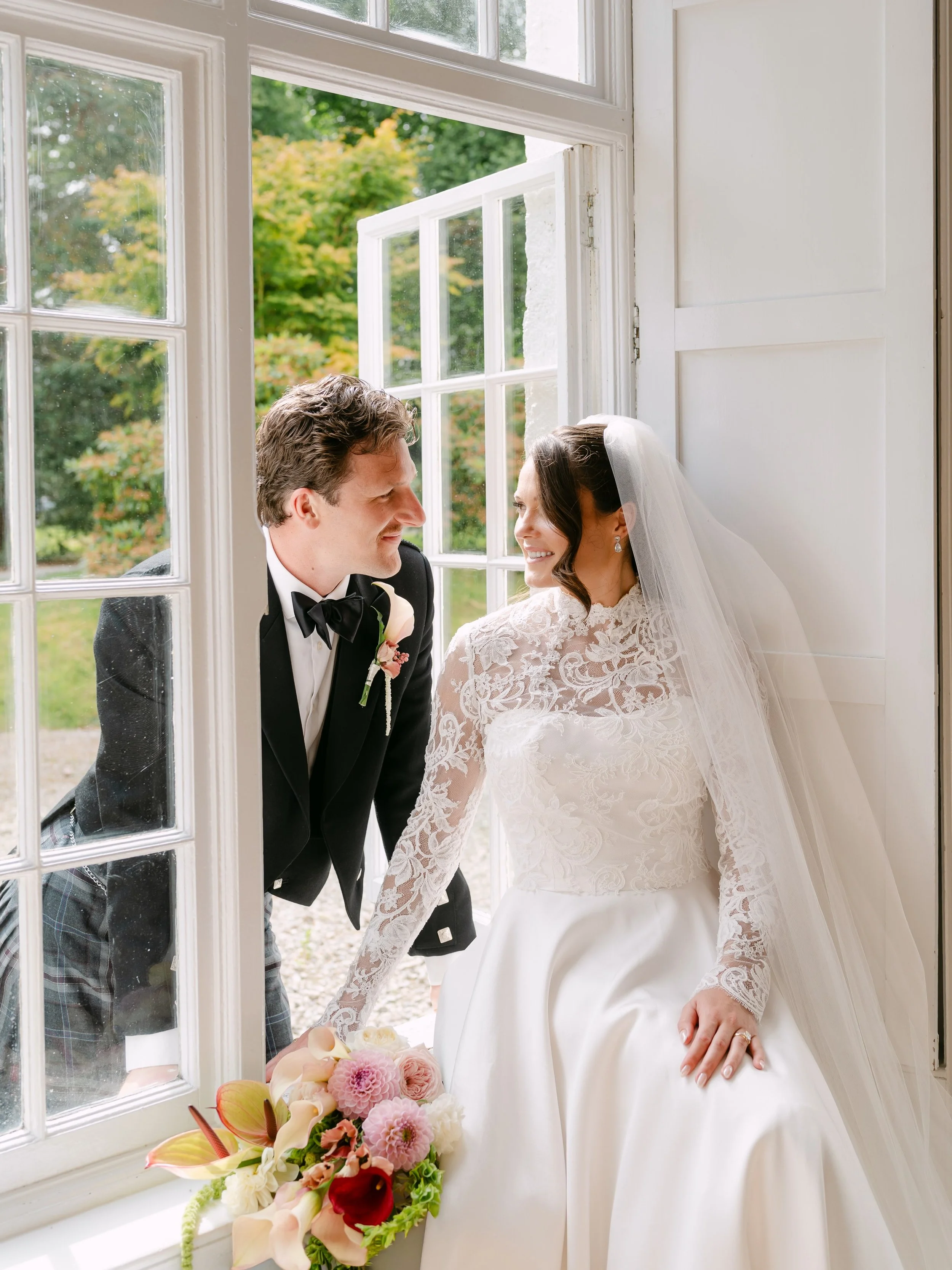 This gorgeous gorgeous day is back on my editing screen and helping me through another cold and rainy week ✨

Such a highlight of this summer season 🤍✨

@achnagairncastle 
@forloveandthistle 
@mikey.westcott 
@tom_alner
@simonhoustoncelebrant 
@moni