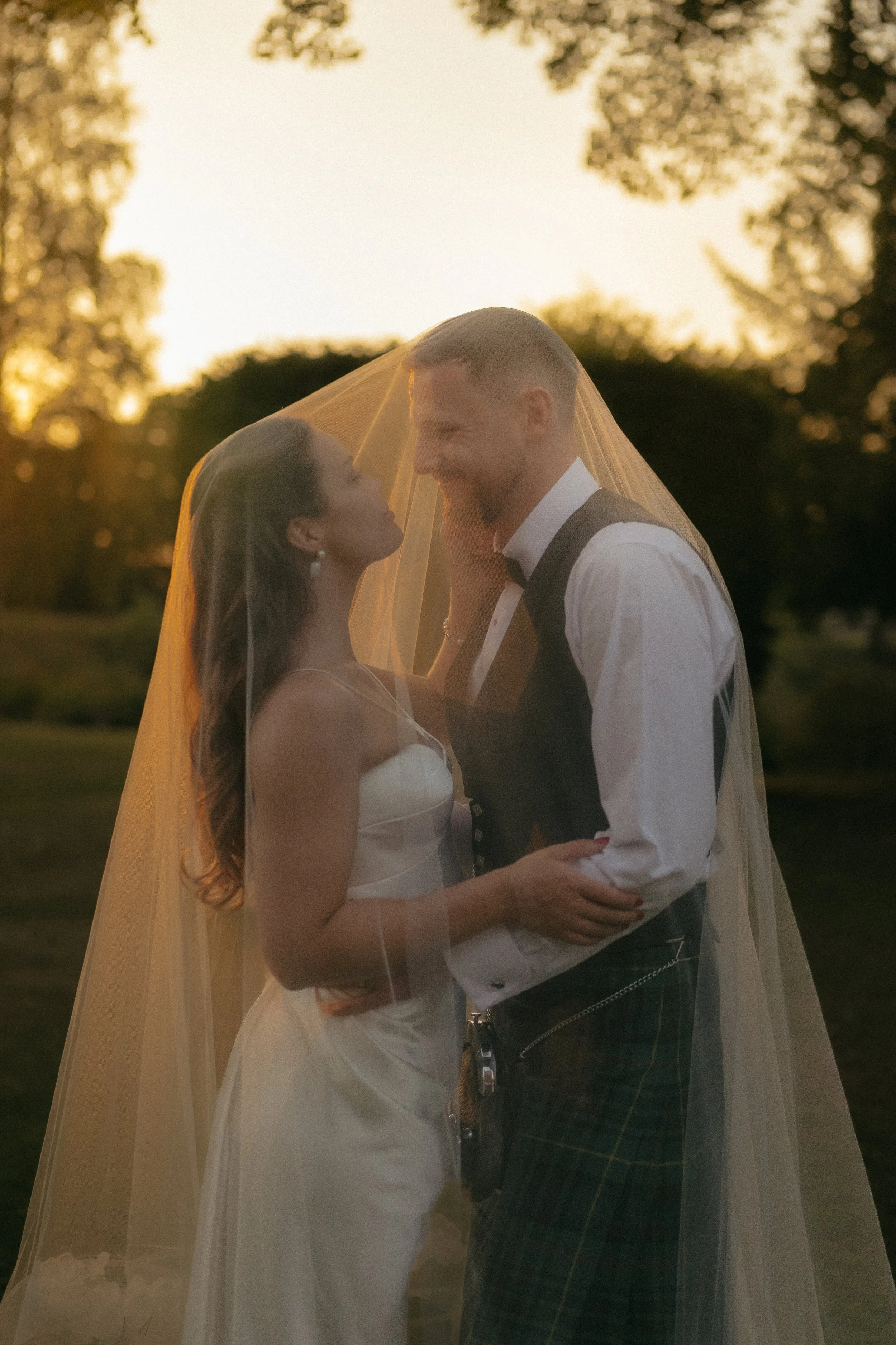 FOR LOVE & THISTLE PHOTOGRAPHY - RHONA & CAMERON - ERROL PARK ESTATE - EVENING PORTRAITS-40.jpg