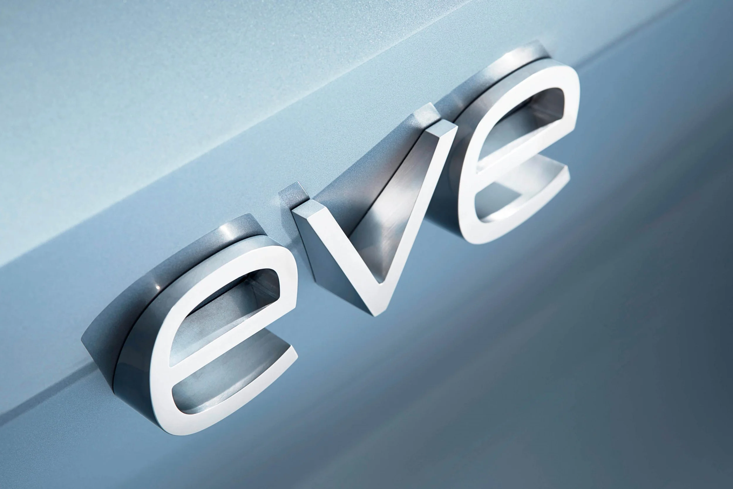 Großbuchstaben in Form von Dildos, die das Wort "LOVE" auf einer Oberfläche bilden.