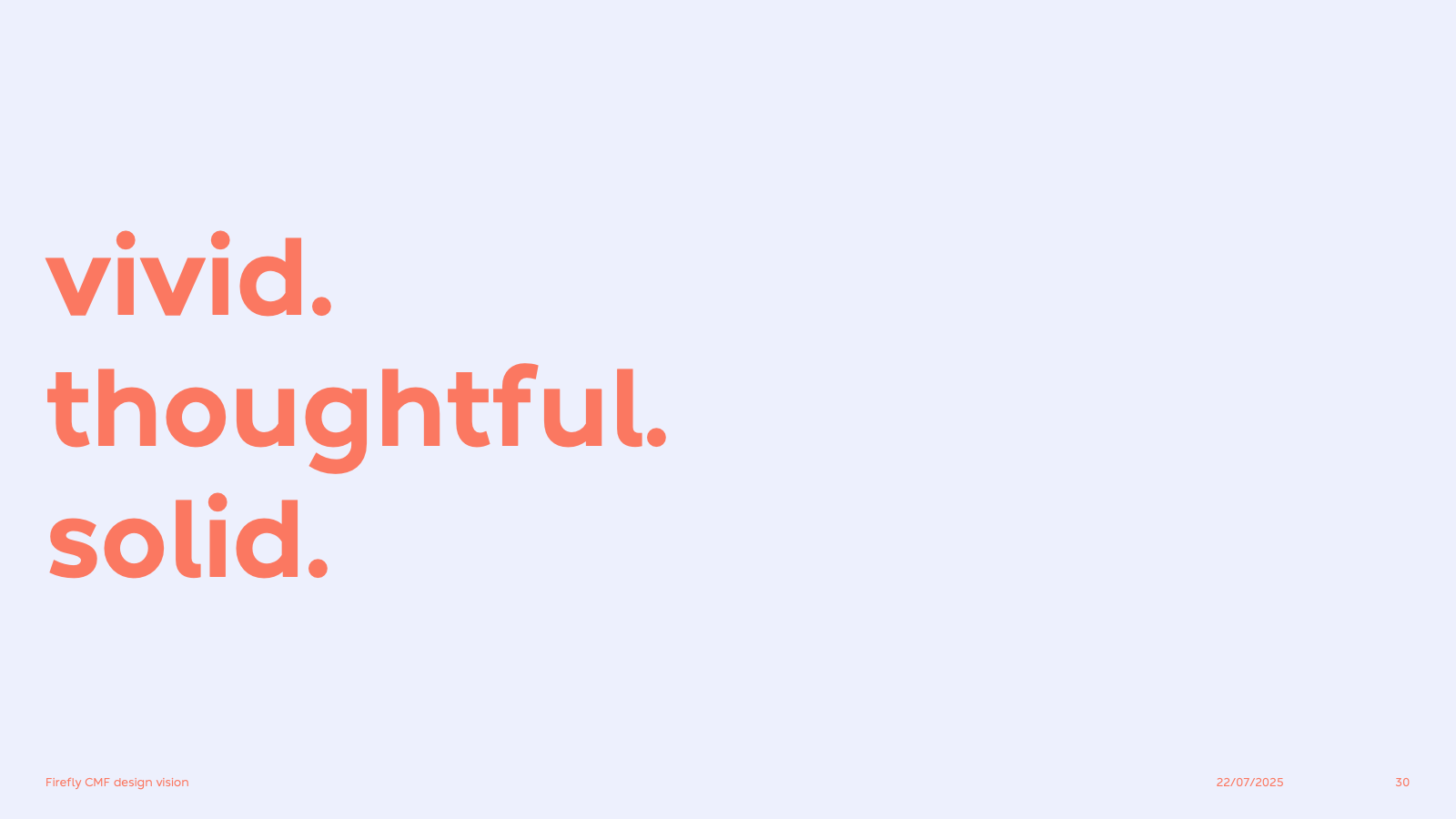 Ein hellblauer Hintergrund mit großen, orangen Buchstaben, die die Wörter "vivid. thoughtful. solid." anzeigen.