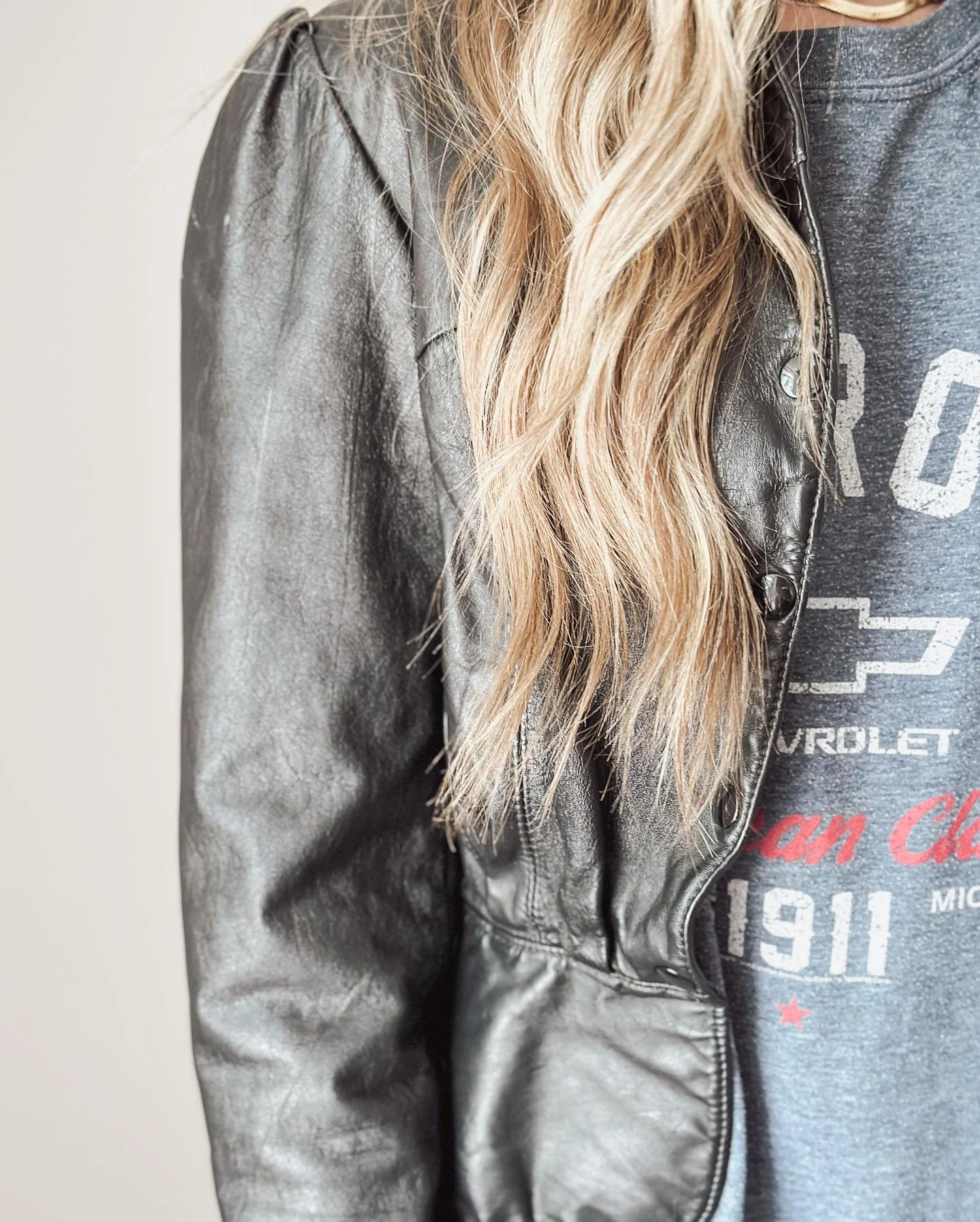 Vintage + modern pre-loved leathers are taking over the store! To be honest, we prefer our leather worn in. A good leather jacket only gets better with age💫
#circularfashion #sustainablefashion #fallfashion #vintageleather #leatherjacket #thrift #t