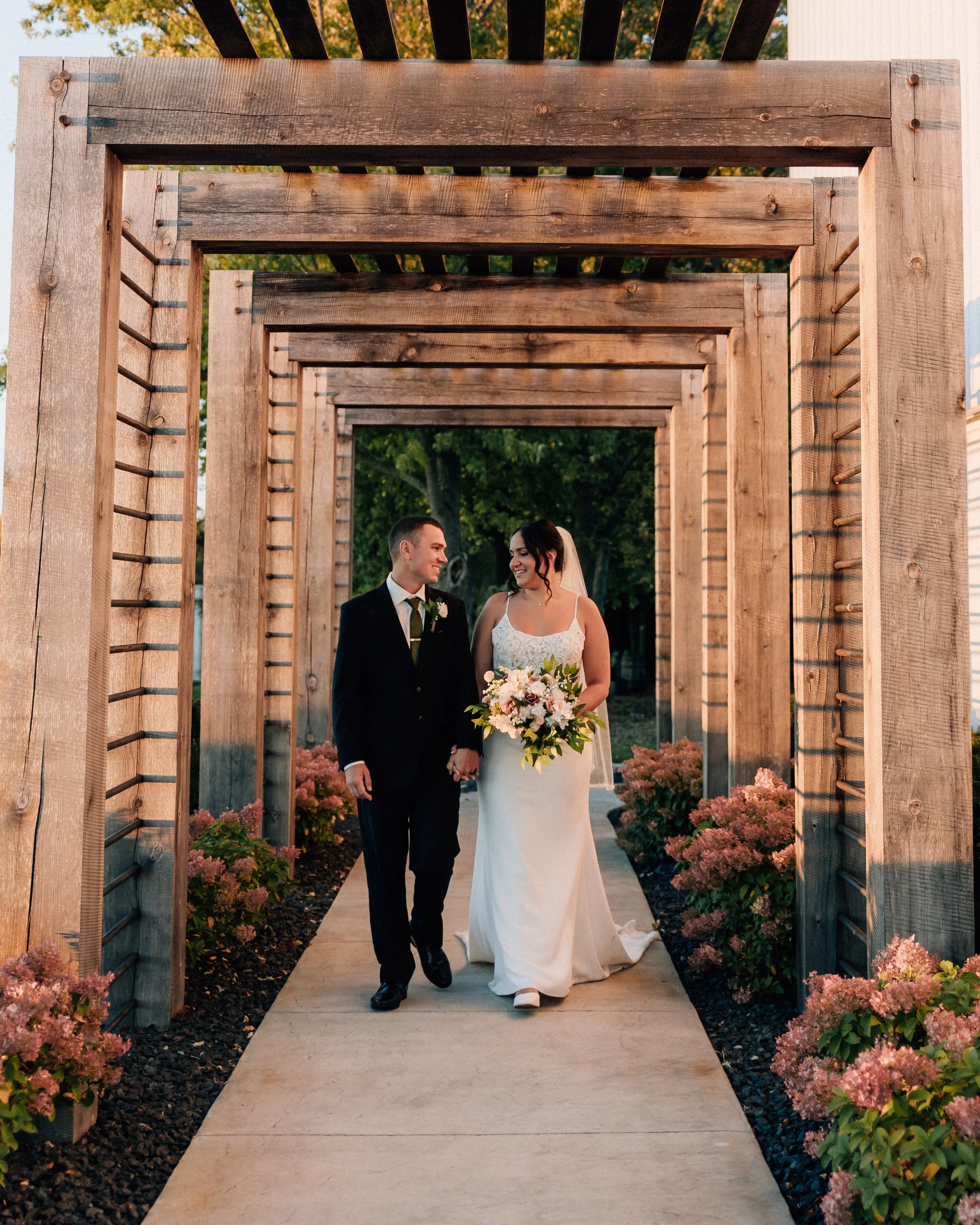 Amanda May Photo_Sasha & Matt's Wedding_Sneak Peeks-42.jpg