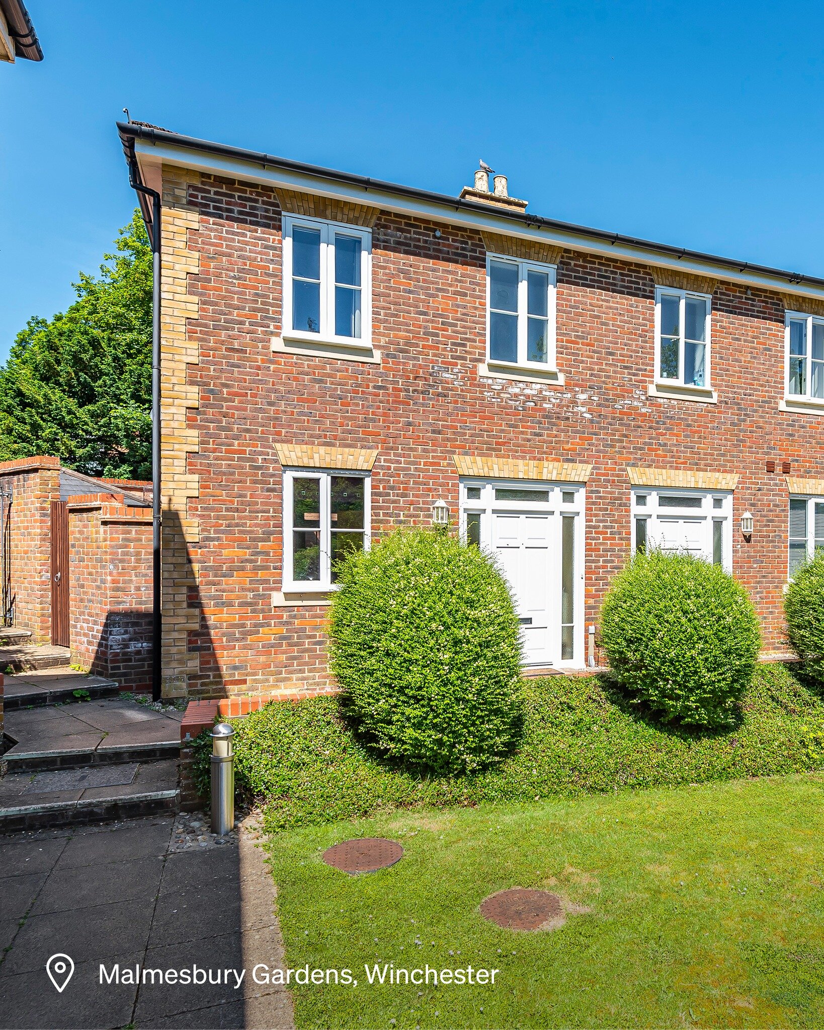 #ForSale This contemporary two-bedroom house is nestled within meticulously manicured grounds - conveniently located near Waitrose and a brief stroll from the railway station.

📍 Malmesbury Gardens
💷 &pound;455,000 
🛏 2 Bedrooms
🛁 2 Bathrooms
🏡 