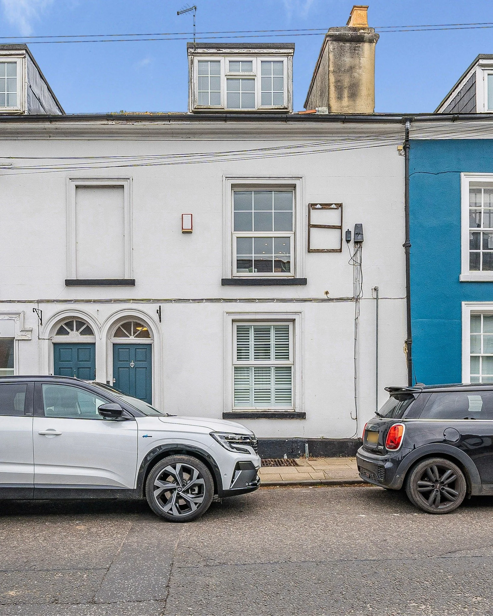 #ForSale A beautifully presented and spacious two-bedroom apartment, ideally positioned in the heart of Winchester City Centre. Set within central Winchester, the property enjoys immediate access to an exceptional range of amenities, including shops,