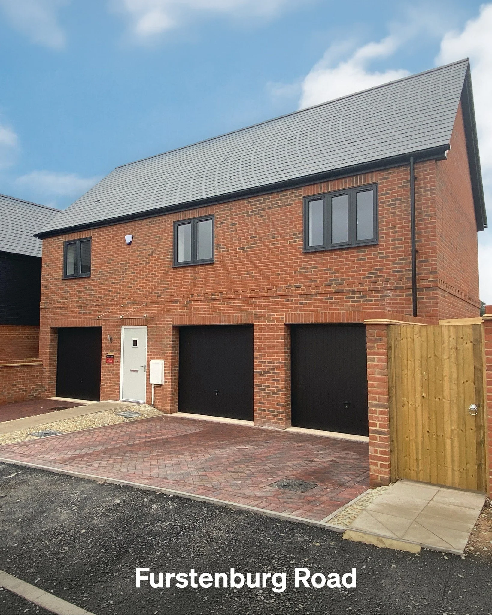 #ForSale A beautifully presented two-bedroom detached coach house situated on a quiet close within the sought-after Kings Barton development. This stylish home offers high modern specification throughout, making it an ideal purchase for first-time bu