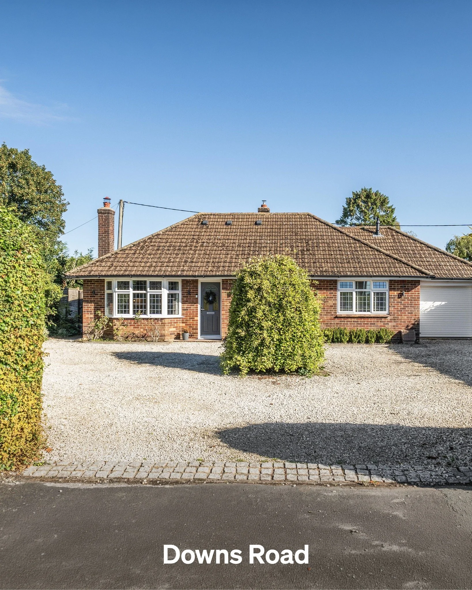 #ForSale Set in the sought-after semi-rural village of South Wonston, this versatile four-bedroom chalet bungalow offers spacious living and excellent connectivity, making it an ideal choice for families, commuters, and downsizers alike.

📍 Downs Ro