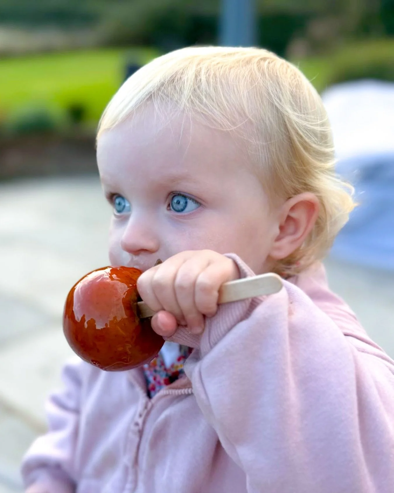 🍏🍭 Even dentists make exceptions&hellip; especially when it comes to a seasonal treat like a  toffee apple! 🎃

 While it&rsquo;s best to avoid too much sugar (and especially sticky sweets that cling to teeth), an occasional treat is okay. The key 
