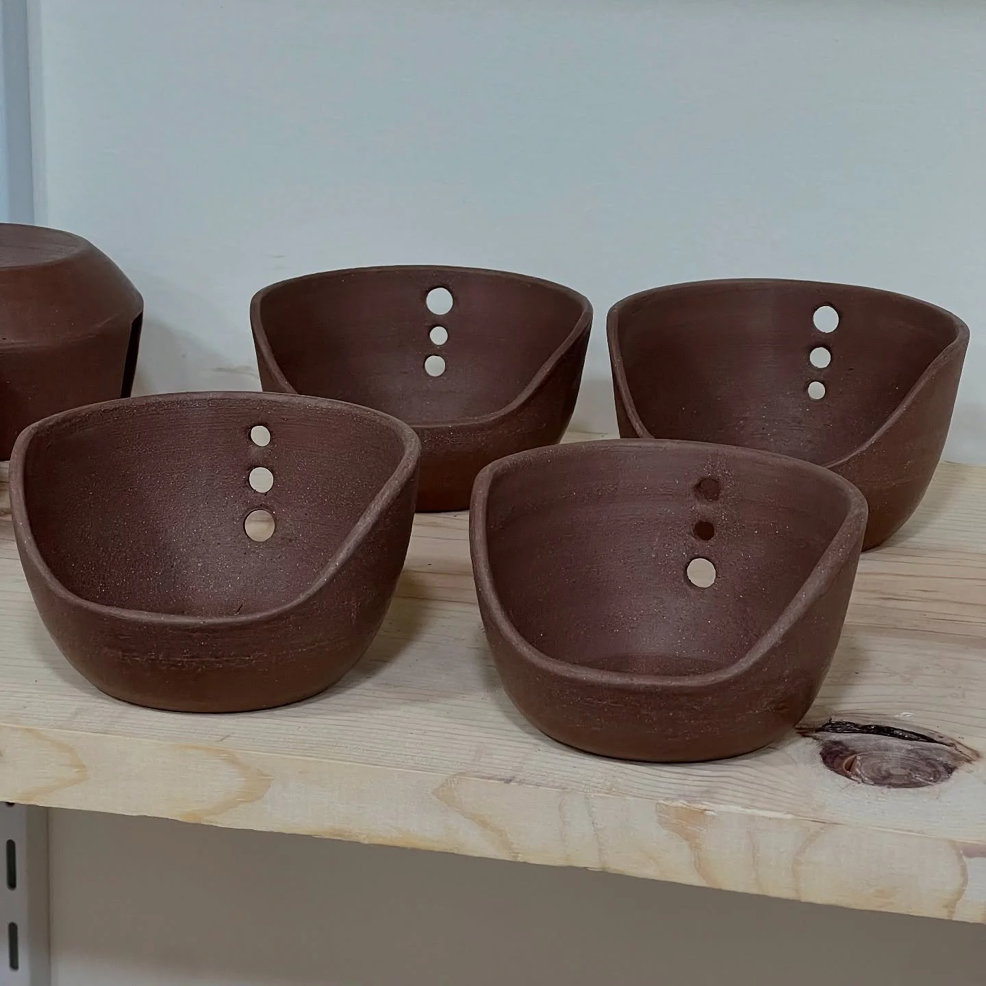 I’ve been playing around with some herb strippers. I’m looking forward to test them out next week!
.
.
.
.
.
#HerbStripper #Pottery #InstaPottery #PotteryArtist #StudioPotter #SmallBatchPottery #StuffedStudio