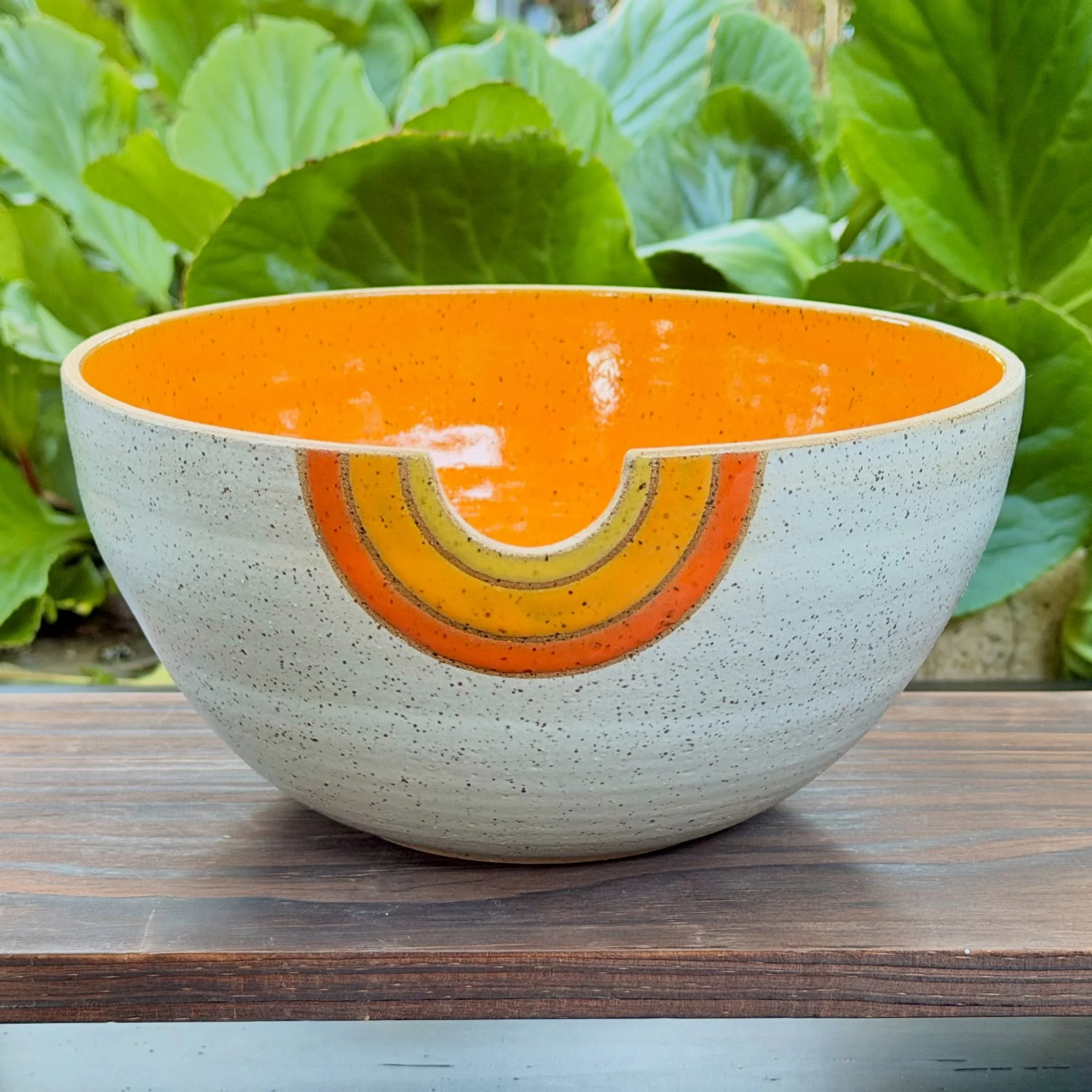 I am OBSESSED with my new Notched Serving Bowls!!! 🥰🌈💖 These are fantastic for holding your salad tongs, serving utensils, chop sticks for a big bowl of pho, or just have something to easily grab on to when grabbing your bowl out of the cupboard. 