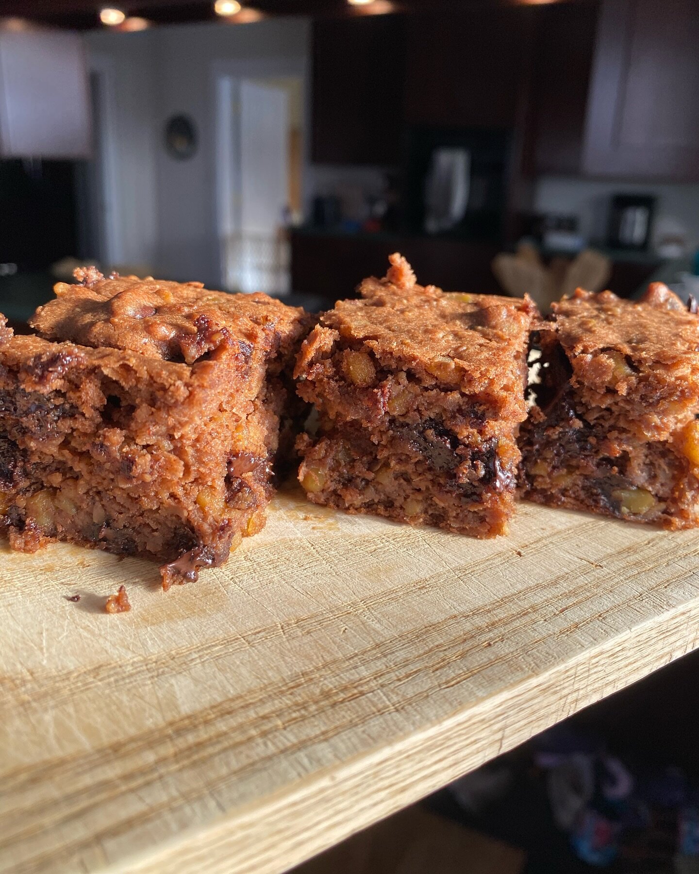 These are soooo good!!! 

Chocolate Chip Chickpea Blondies (although I added 2 tbsp of coco powder, so they are kinda brownies now) 

Recipe from @healthygffamily