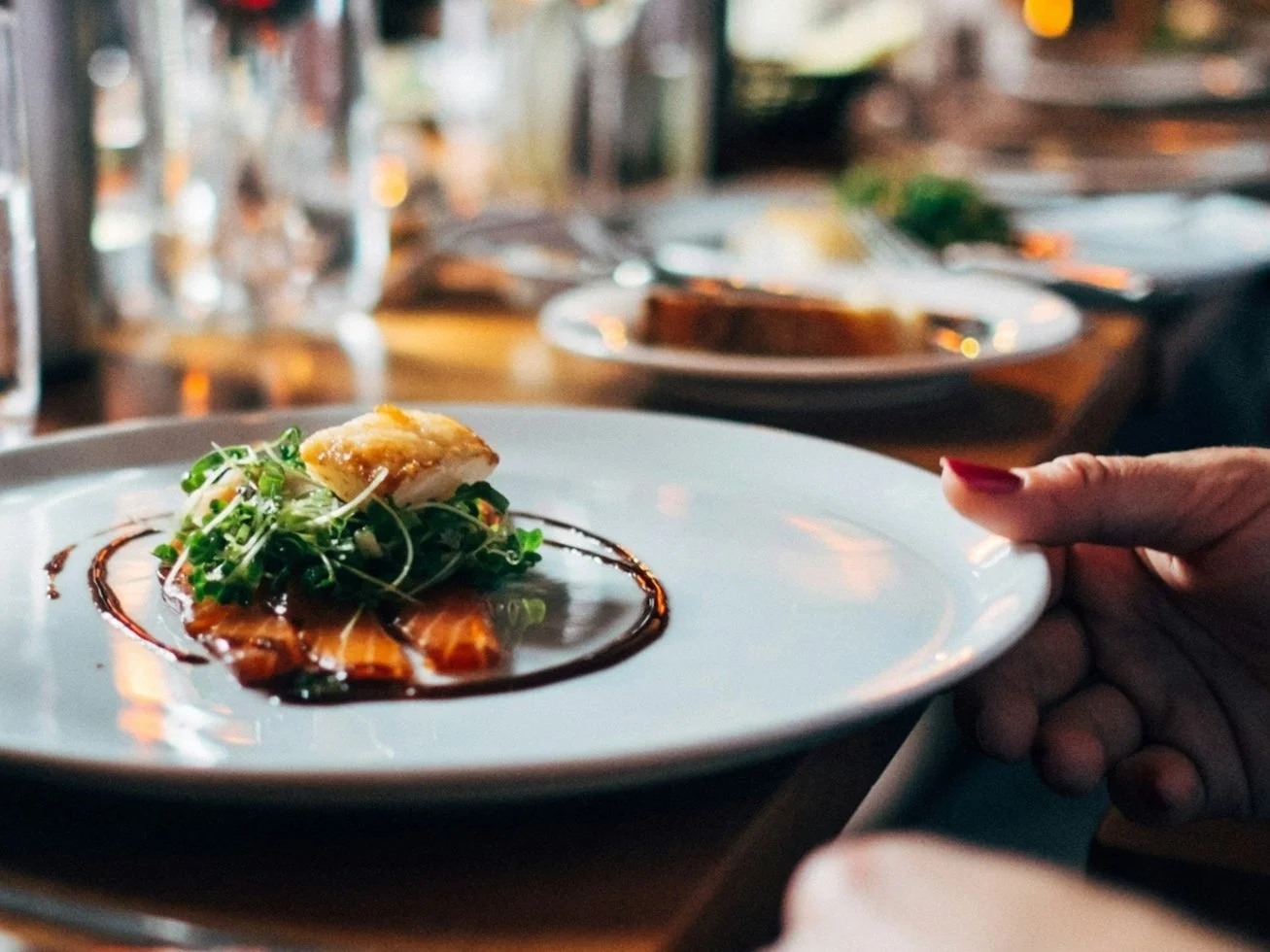 Culinary evening at restaurant in Bergen with expert presentation.