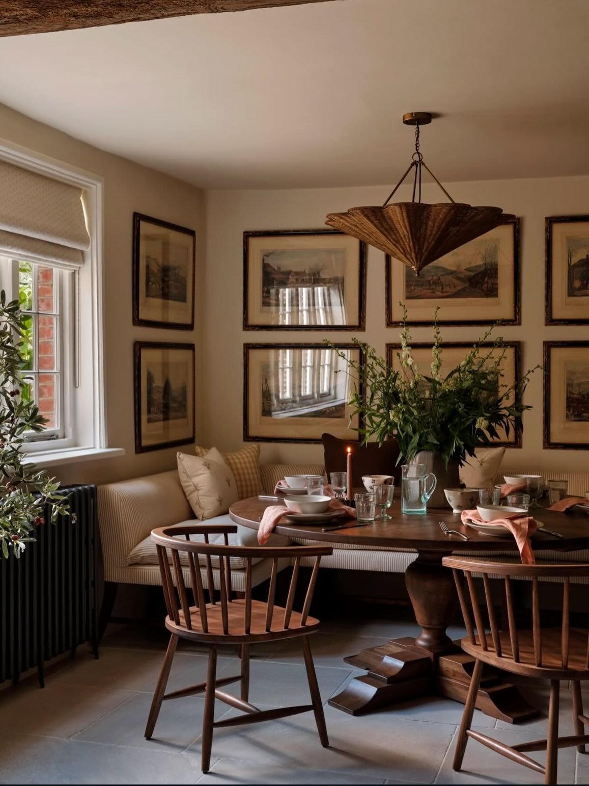 Experience true comfort...

Our stunning Hoxton bench features an incredibly plush feather-filled cushion, combining style with luxurious relaxation.

Designed this year, the Hoxton Corner Bench is the perfect statement piece for your space.

Photogr