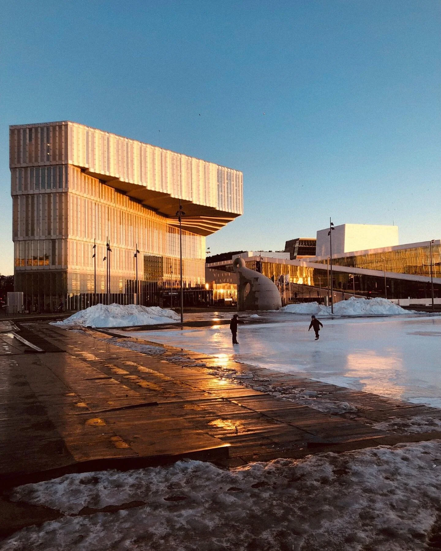 “Newest capital of Nordic cool” - The Wall Street Journal
Oslo, capitale de la Norvège, est une ville aux nombreux joyaux culturels, historiques et environnementaux. Elle vibre au rythme de vie tranquille de ses habitants et s&eacu