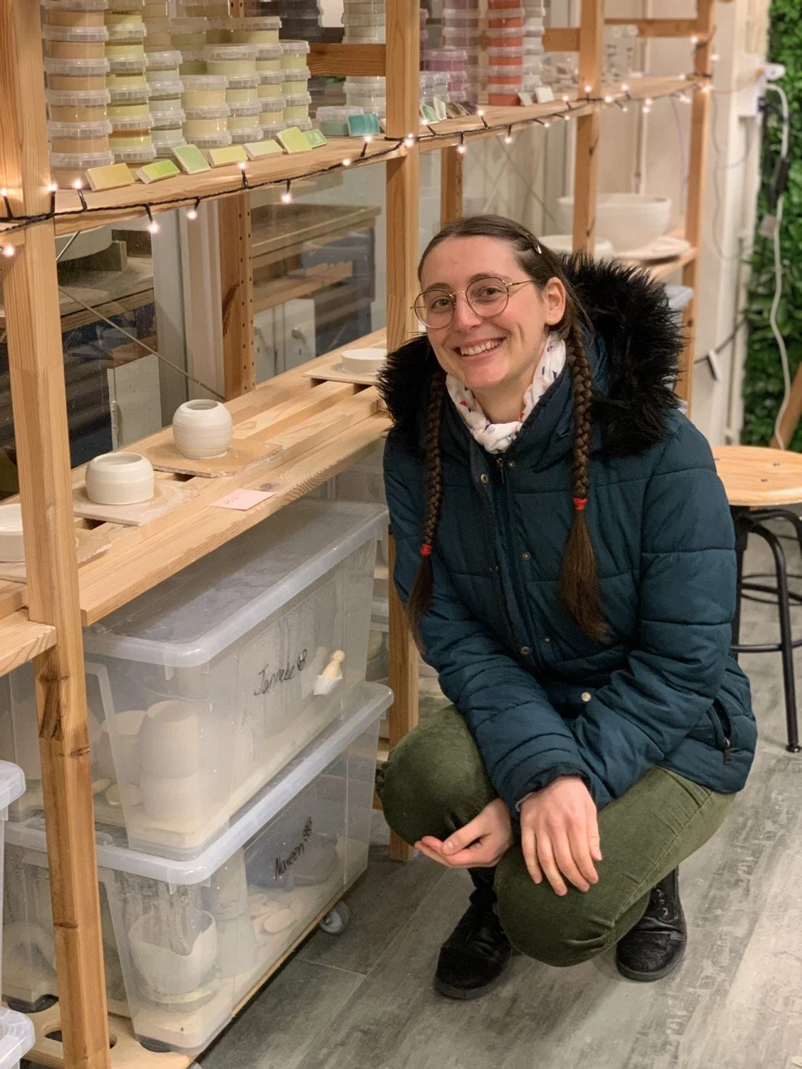 Clay Studio Leiden beginners porcelain pottery workshop student smiles proudly next to her freshly made pieces