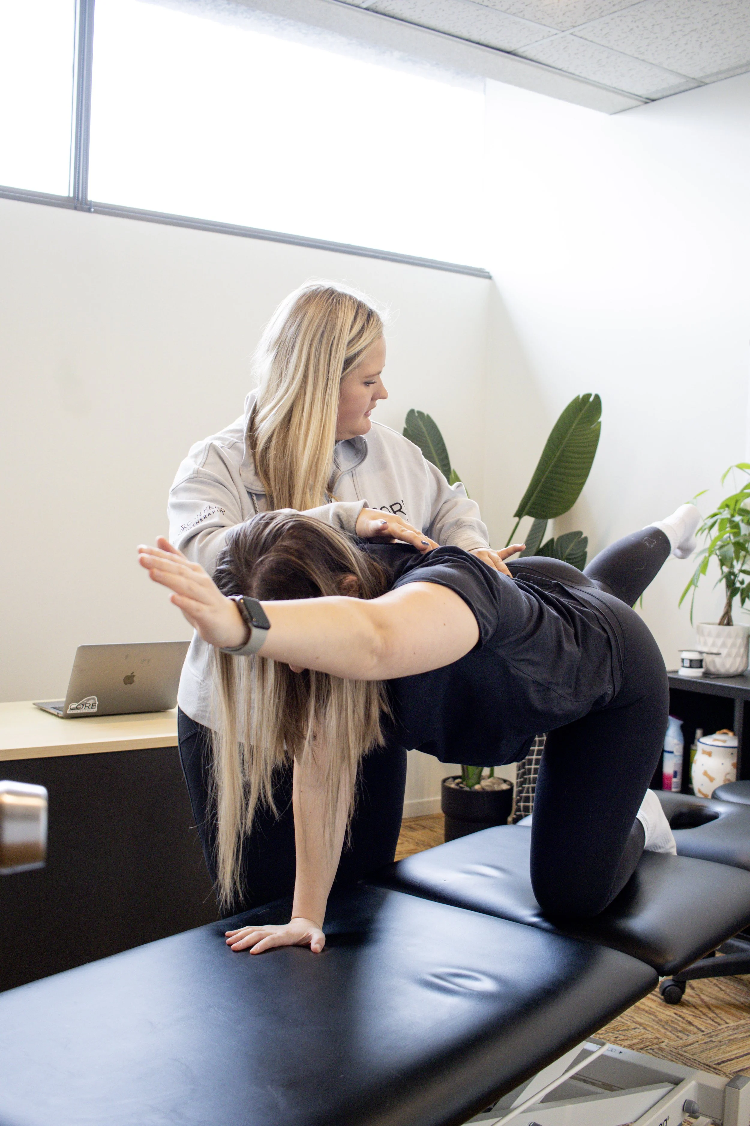 physiotherapist in st. catharines working on patient