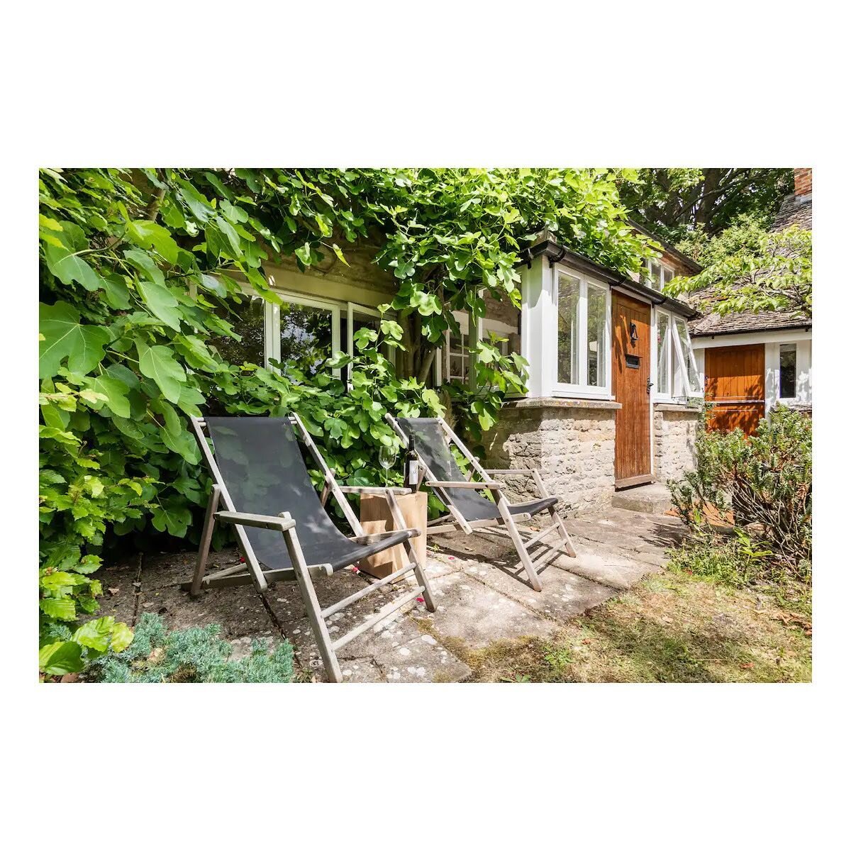 Pull up a pew and enjoy a glass of wine&hellip; a distant summer memory at the cottage #cotswoldcottage #cotswoldcottages #holidaycottage #cotswolds #cotswoldstyle #thecotswolds #cottagestyle #garden #holiday #holidays #summerholidays