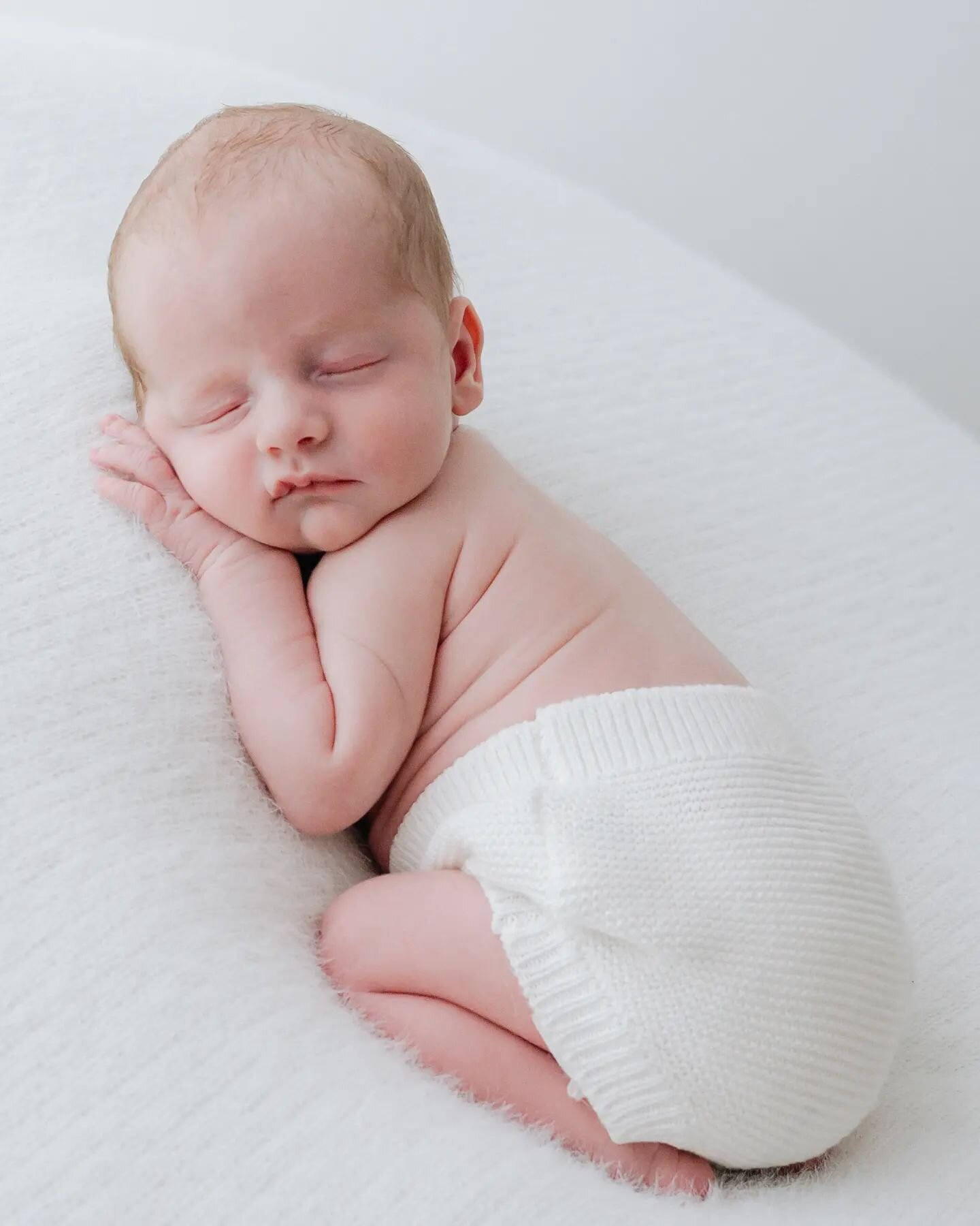 Just look at them squishy rolls 😍

#newbornphotoshoot #newbornphotography #newbornphotographer #londonphotographer #surreynewbornphotographer #cobham #coulsdon #banstead #epsomphotographer #dorking #canditphoto #ashtead #Reigate #nork #cheam #cheamv