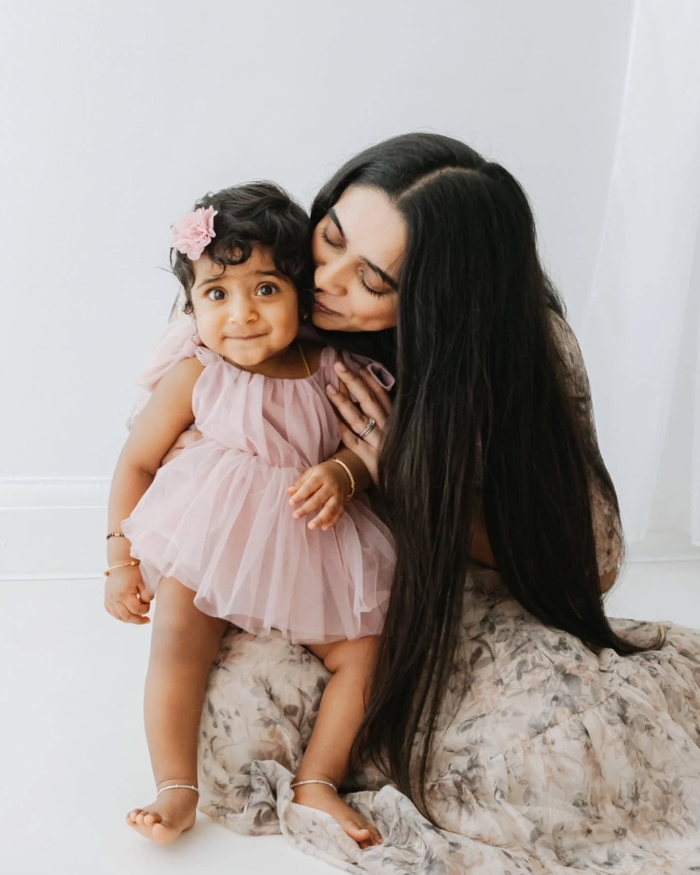 Mum &amp; Daughter Moments 💕

There is something truly special about the bond between a mother and her daughter, a connection filled with love, laughter, and the kind of comfort only they can bring to each other.

These sessions are all about celebr