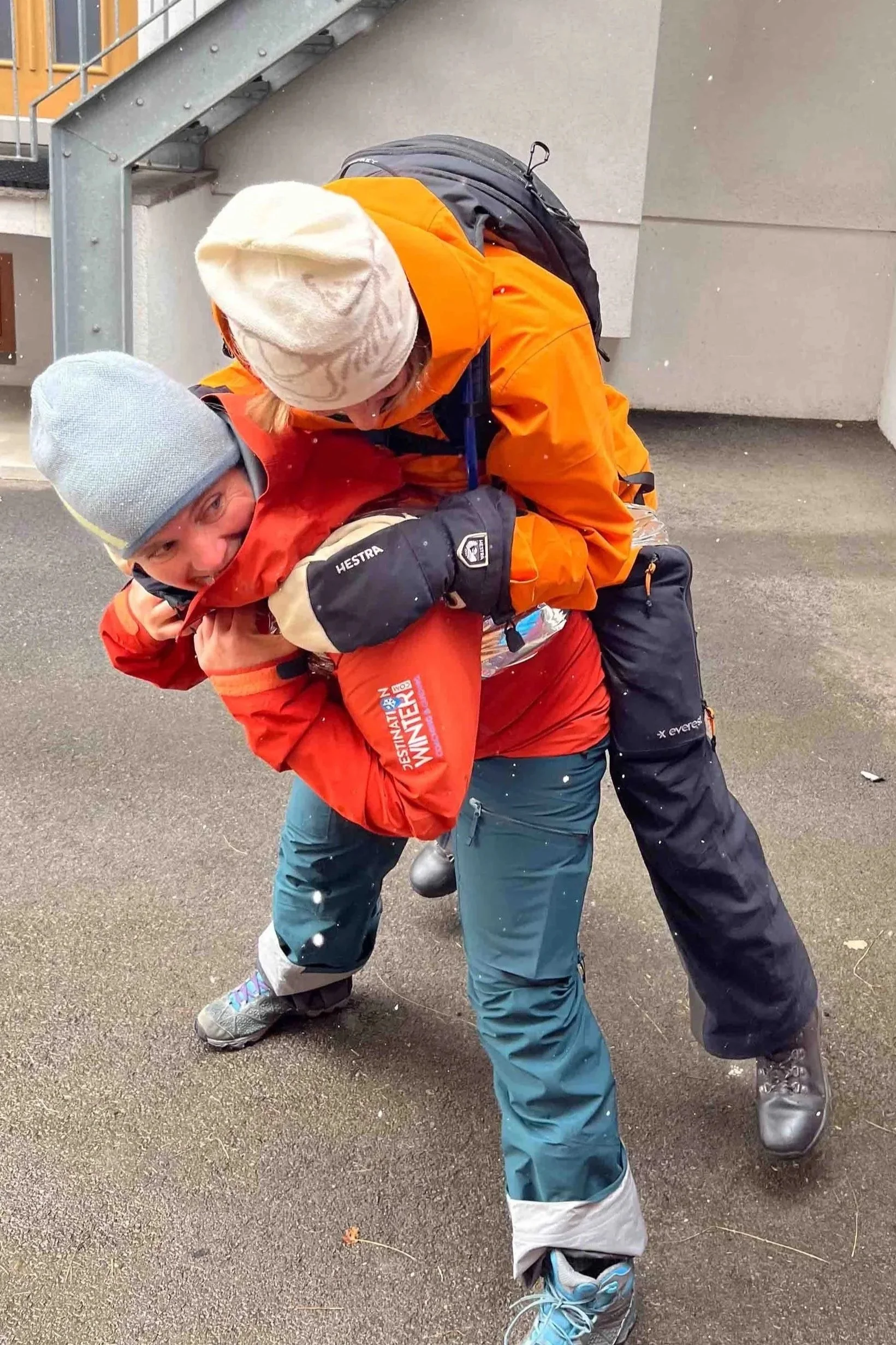 Carrying an injured skier using a foil survival blanket