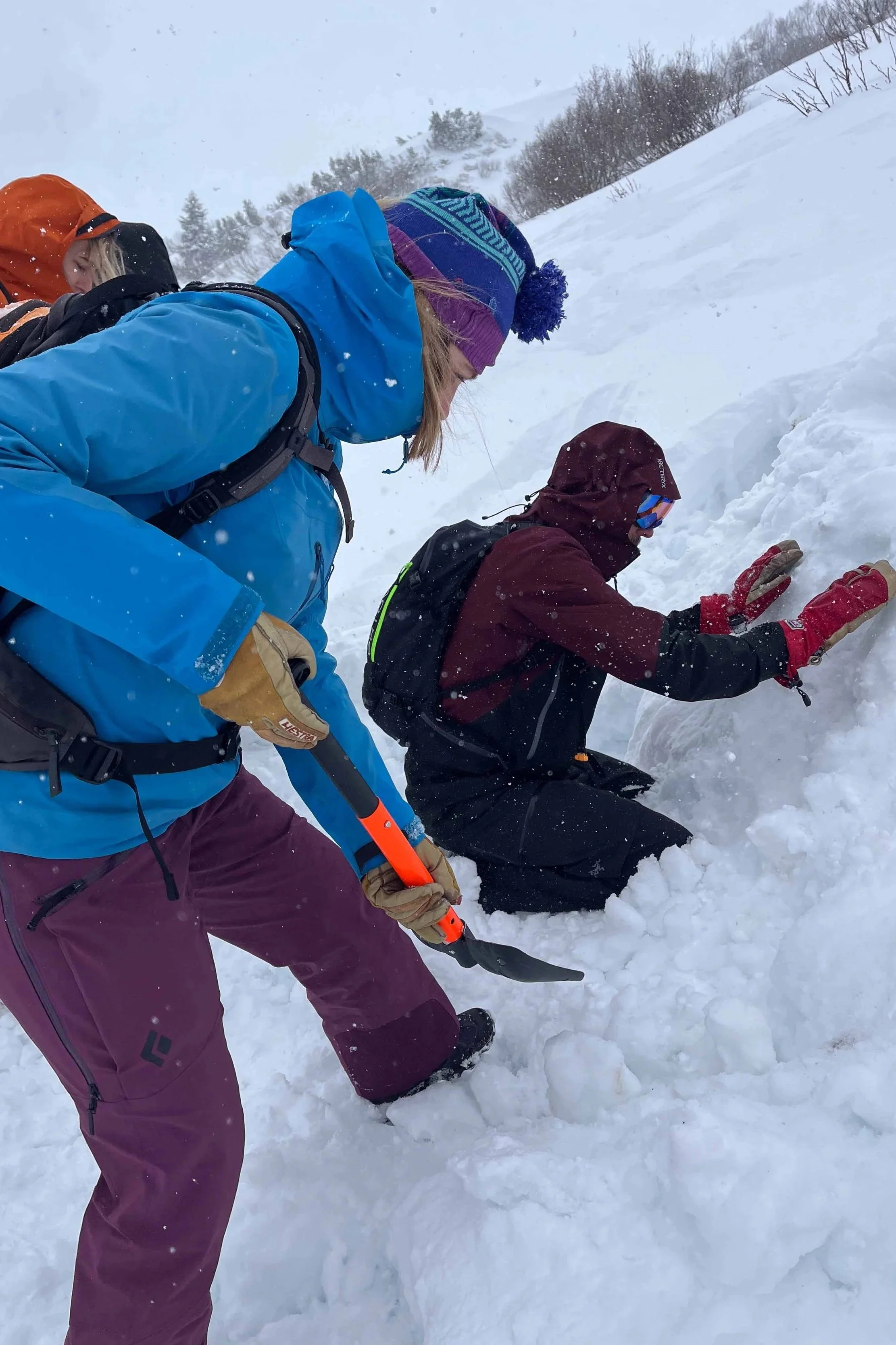 Constructing an emergency snow shelter