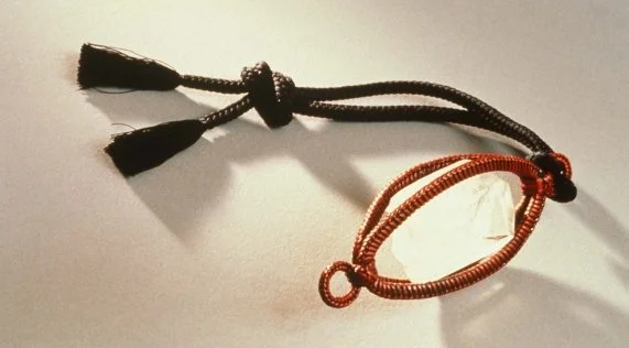 1988 – Tina Chow – Pendentif en cristal de roche, bambou tressé et cordon de soie via Galerie Naïla de Monbrison