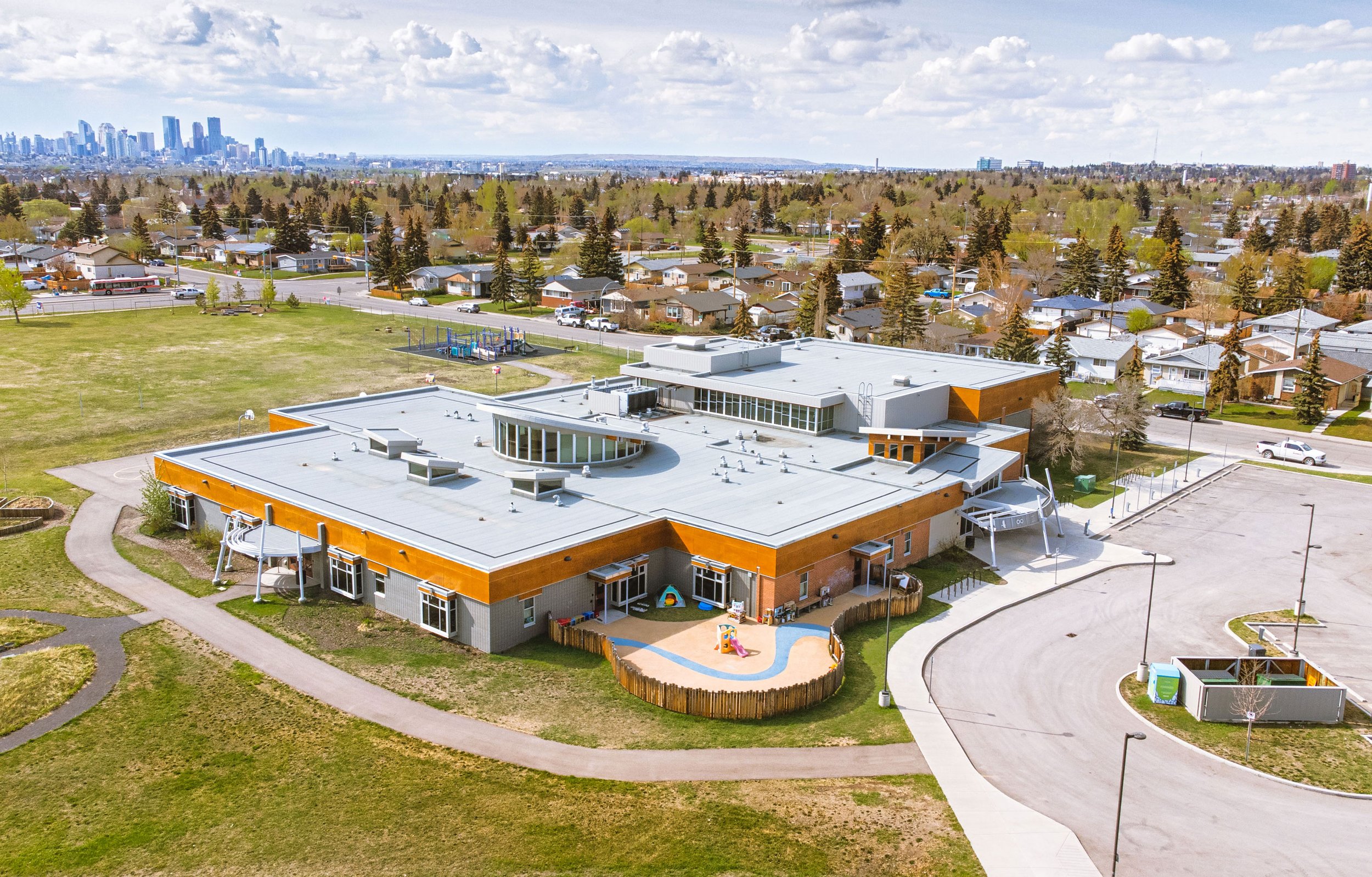 beck-vale-1-niitsitapi-learning-centre-angus-mackenzie.jpg
