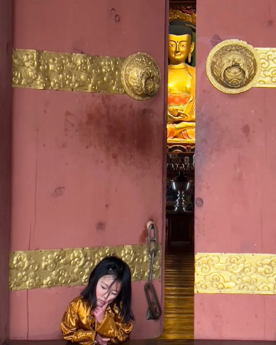 Little Sonam on a puja with her Mum and Dad to Wangdue Phodrang Dzong (the Palace of Unification)