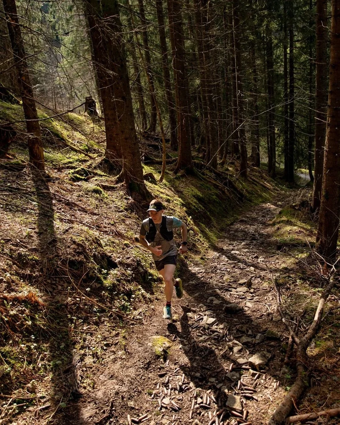 Amazing shooting time 📸
@kazverr 🏃&zwj;♂️
@nevernotmoving.endurance
#trailrunning #trailrun