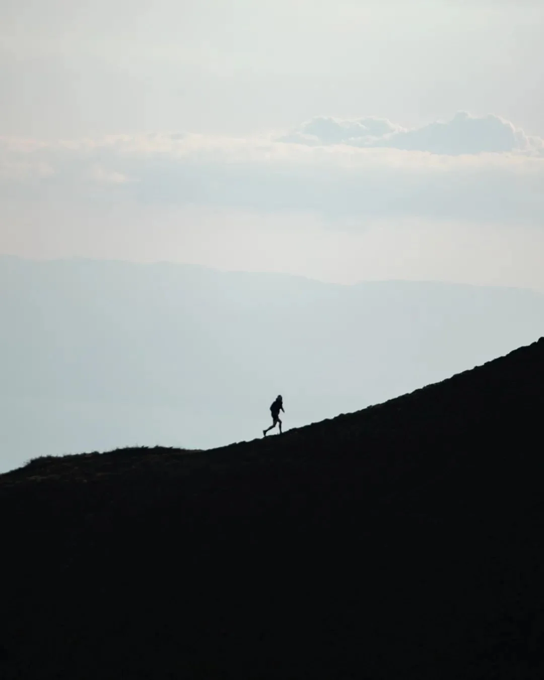 🏃&zwj;♂️@kazverr running at the edge.
@nevernotmoving.endurance

#swissalps #trailrunning #swissrunners #runnerscommunity #swissmountains
