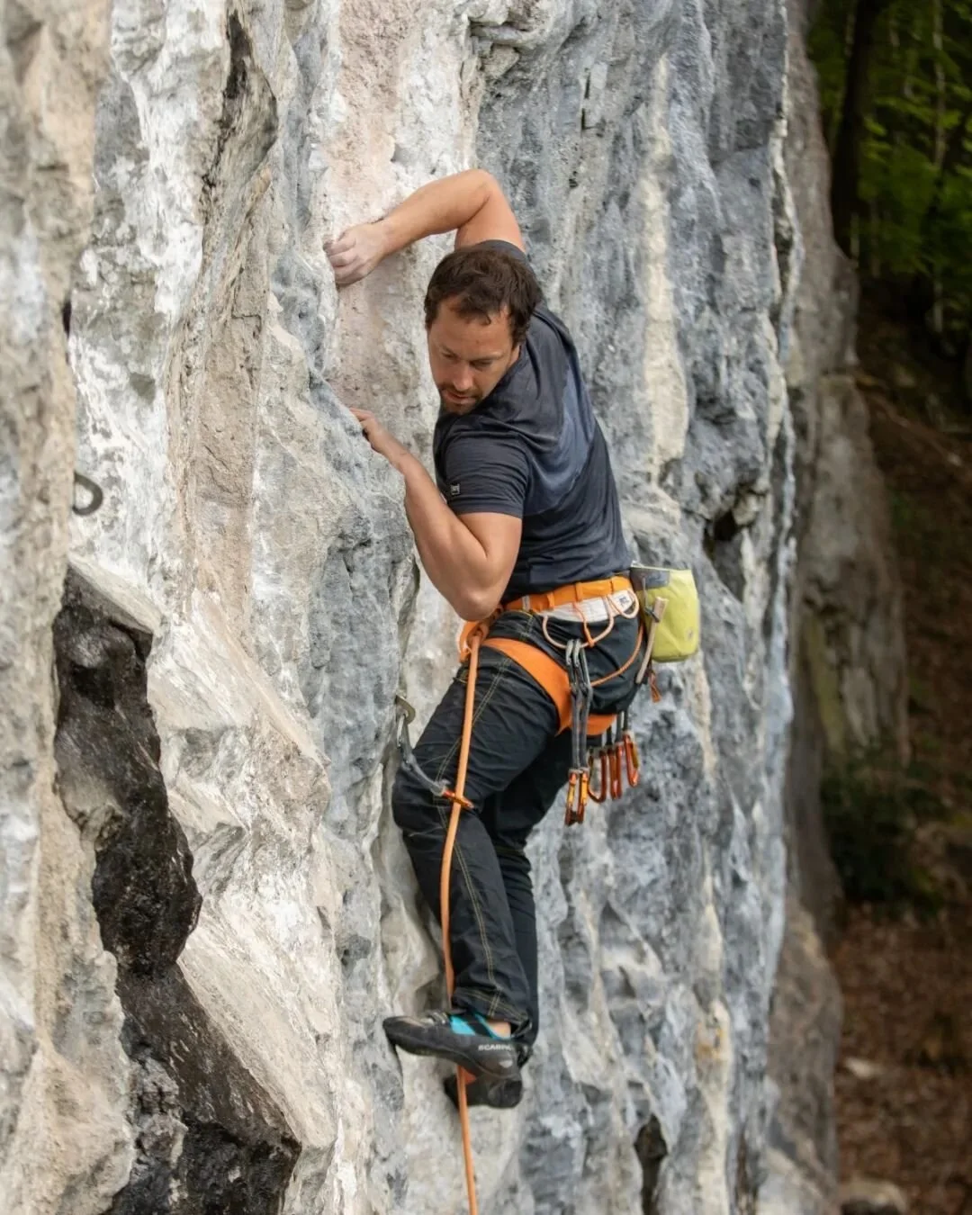 Incredible @marsh.bruce in his element 💪🏻
With @yiti.mp and @izan_fotos_viajes
🧗
#climbing_worldwide #climbswitzerland #strongdad #climbaway #climbinglife