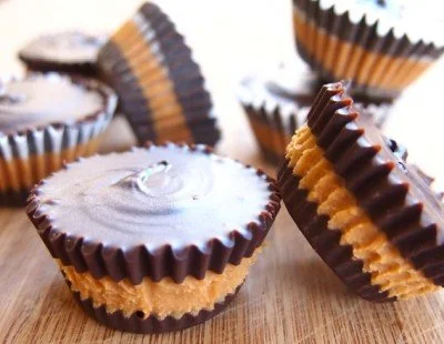 HOMEMADE PEANUT BUTTER CUPS
