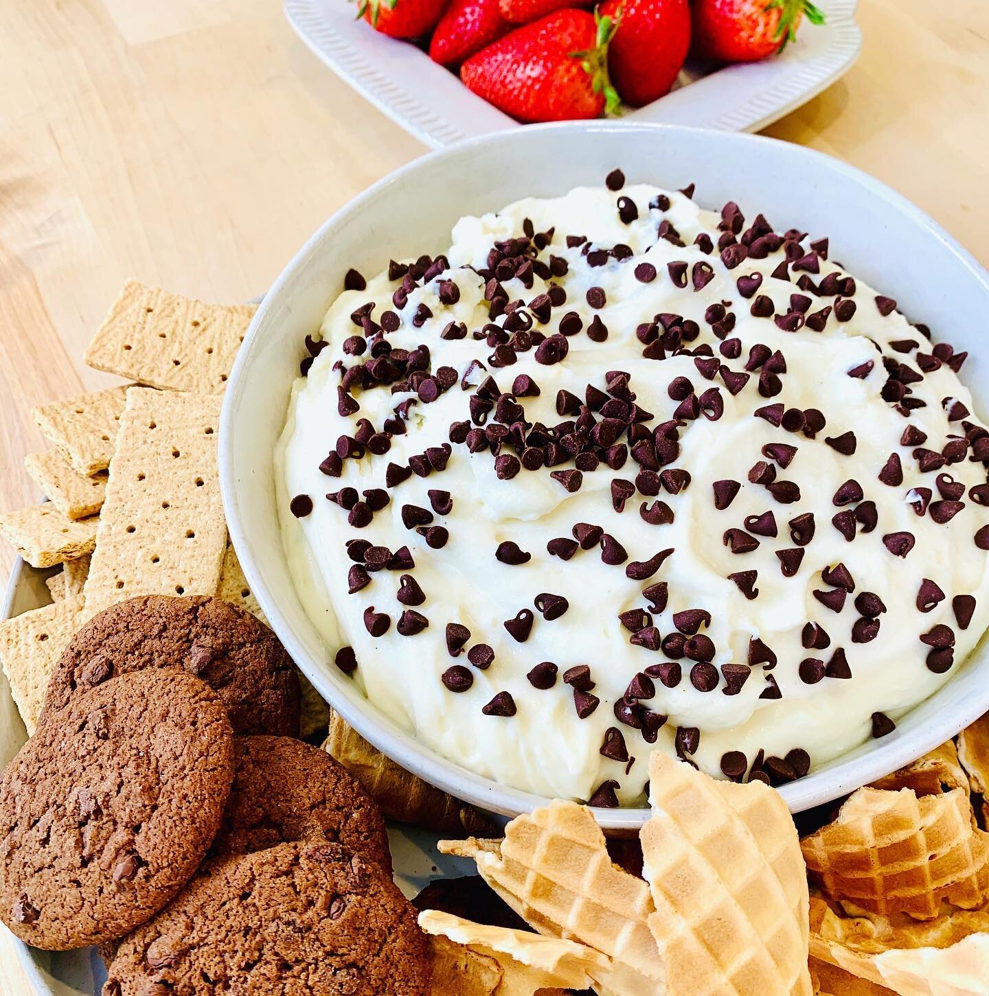 Today is National Eat What You Want Day (sounds like the perfect day to me!)&hellip;and this is what I want to eat:
CANNOLI DIP ‼️

It&rsquo;s no secret that I love a good cannoli. The crisp flaky shell, the cheesy, creamy center...and when its done 