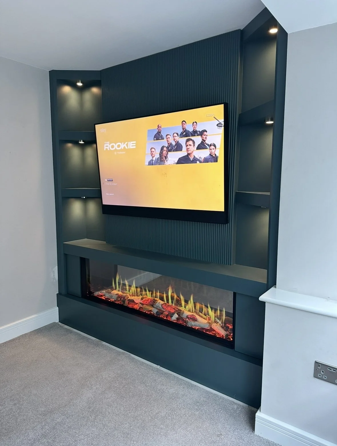 This design shows what can be achieved in a small space! With an a/c lacquered finish, reeded detailing, and dimmable lighting. This piece by Christopher Leslie Bespoke does it all.