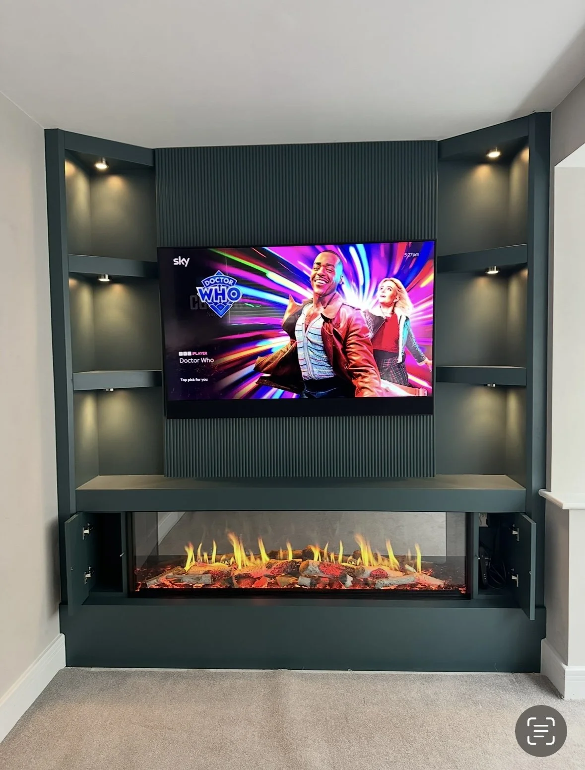 This design shows what can be achieved in a small space! With an a/c lacquered finish, reeded detailing, and dimmable lighting. This piece by Christopher Leslie Bespoke does it all.