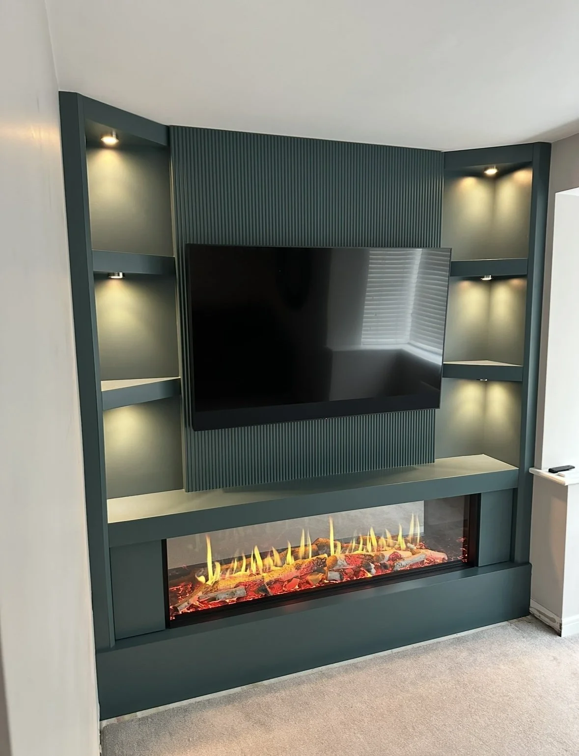 This design shows what can be achieved in a small space! With an a/c lacquered finish, reeded detailing, and dimmable lighting. This piece by Christopher Leslie Bespoke does it all.