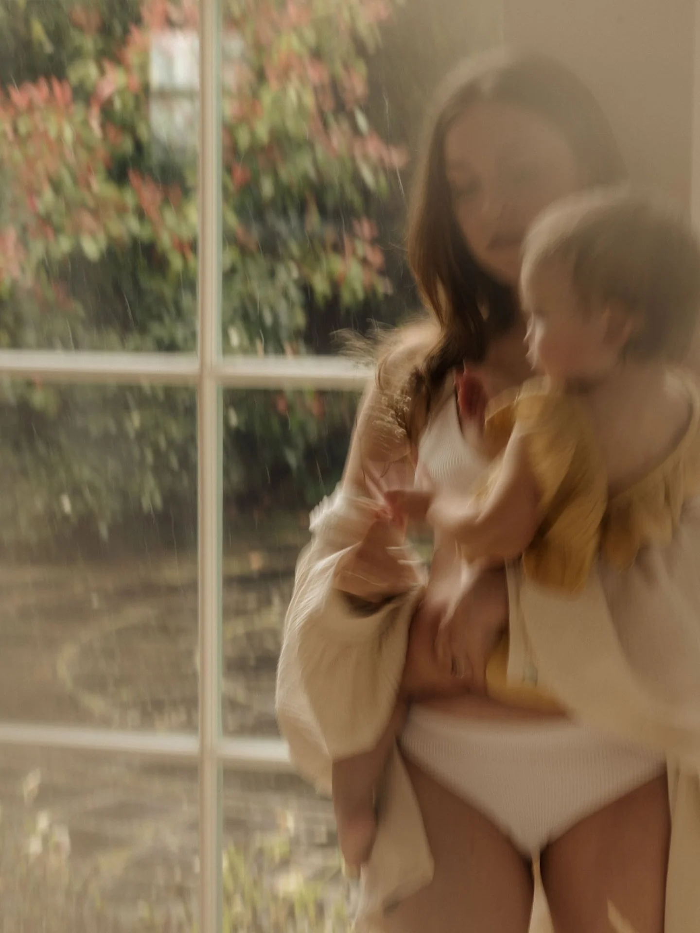 This is how motherhood feels to me; long days spent gazing out of windows watching life go by and yet blurred at the edges because it goes so fast. Beautiful, fleeting. Soaking in these last babe days 🧡

The Magic of Motherhood by Fields Photography