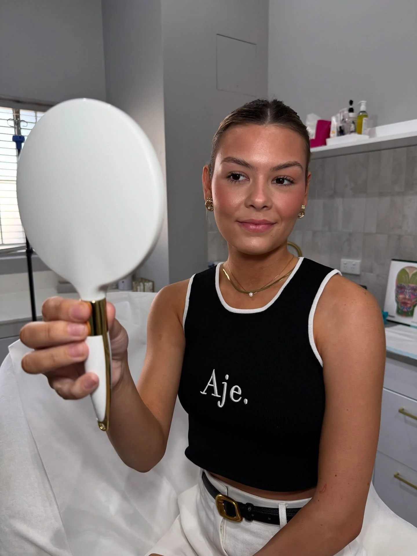 Every face tells its own unique story, we’re just here to help refine yours. At La Jouvence, precision and care are at the heart of everything we do. Book your personalised facial assessment today and take the first step toward glowing, confide