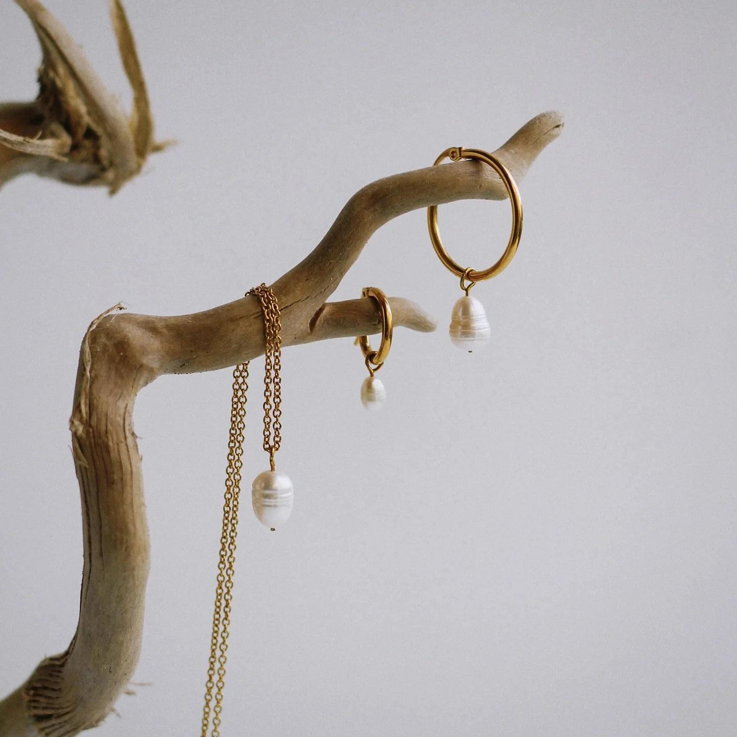 Simple, everyday pieces - designed to last beyond trends 🤍
-
The single pearl earrings, in classic &amp; big ⭐️